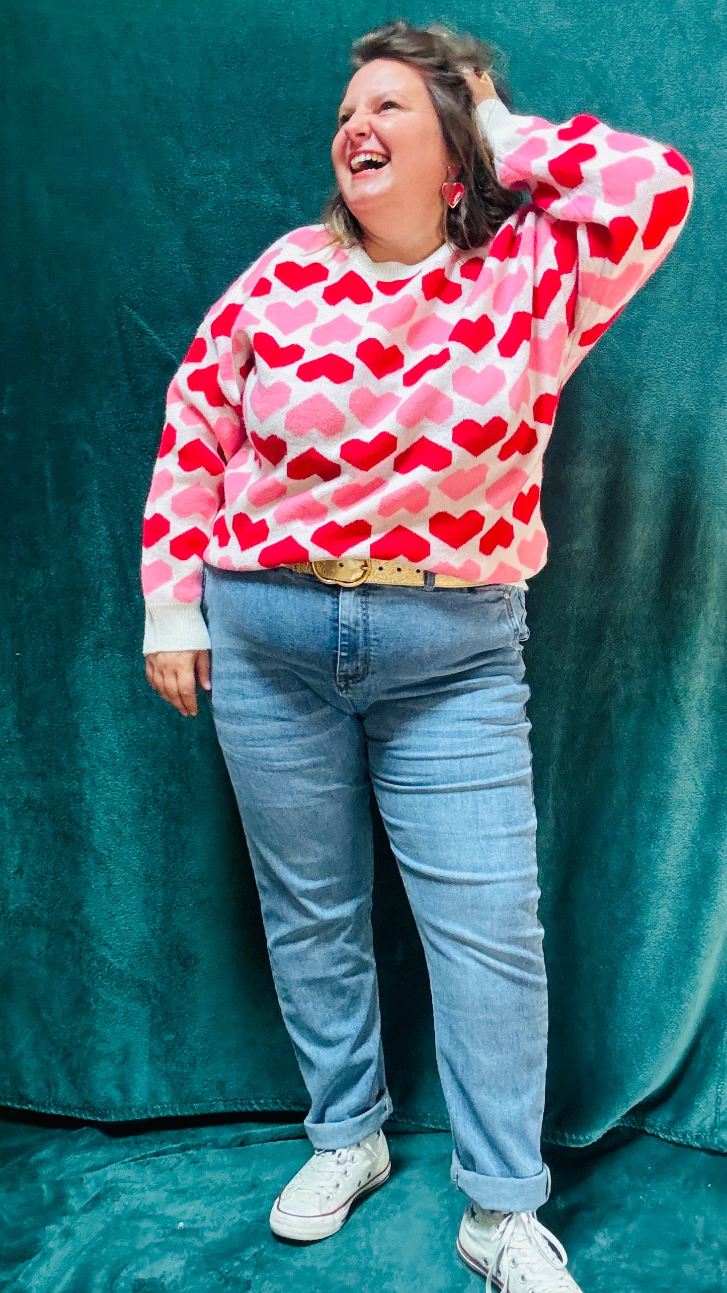 Ajoutez ce pull grande taille à motifs cœurs rouge et rose à votre collection pour allier douceur, originalité et style romantique tout en restant au chaud cet hiver.