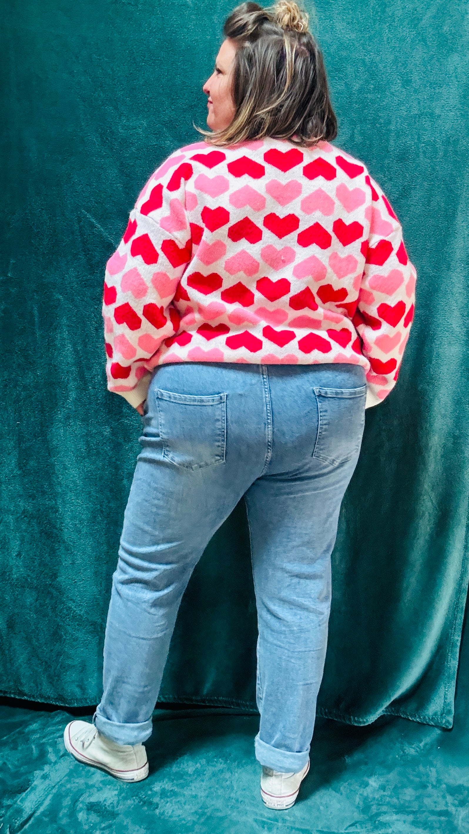 Ajoutez ce pull grande taille à motifs cœurs rouge et rose à votre collection pour allier douceur, originalité et style romantique tout en restant au chaud cet hiver.