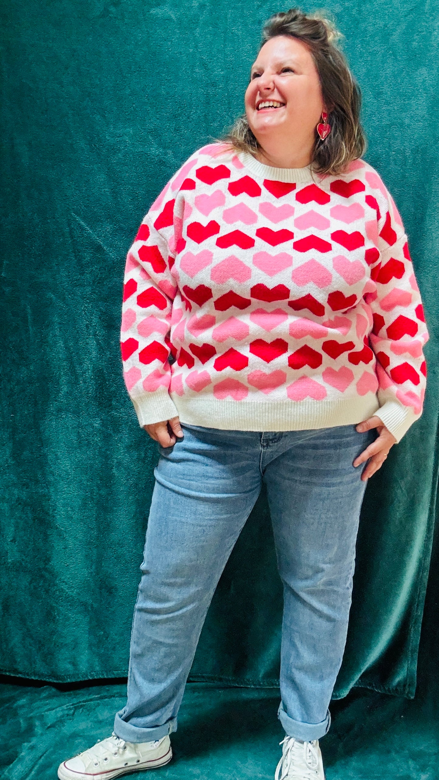 Ajoutez ce pull grande taille à motifs cœurs rouge et rose à votre collection pour allier douceur, originalité et style romantique tout en restant au chaud cet hiver.