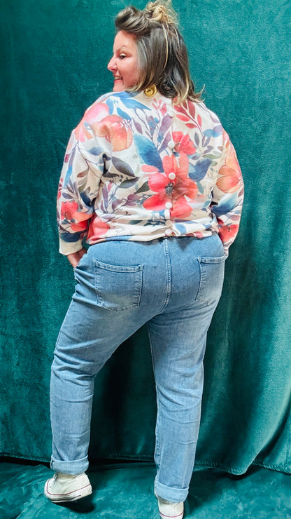 Ce pull grande taille à motifs fleurs est le choix idéal pour ajouter une touche de couleur et de douceur à votre garde-robe, tout en restant confortable et original pour toutes les occasions.