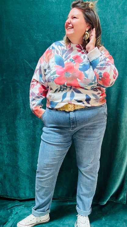 Ce pull grande taille à motifs fleurs est le choix idéal pour ajouter une touche de couleur et de douceur à votre garde-robe, tout en restant confortable et original pour toutes les occasions.