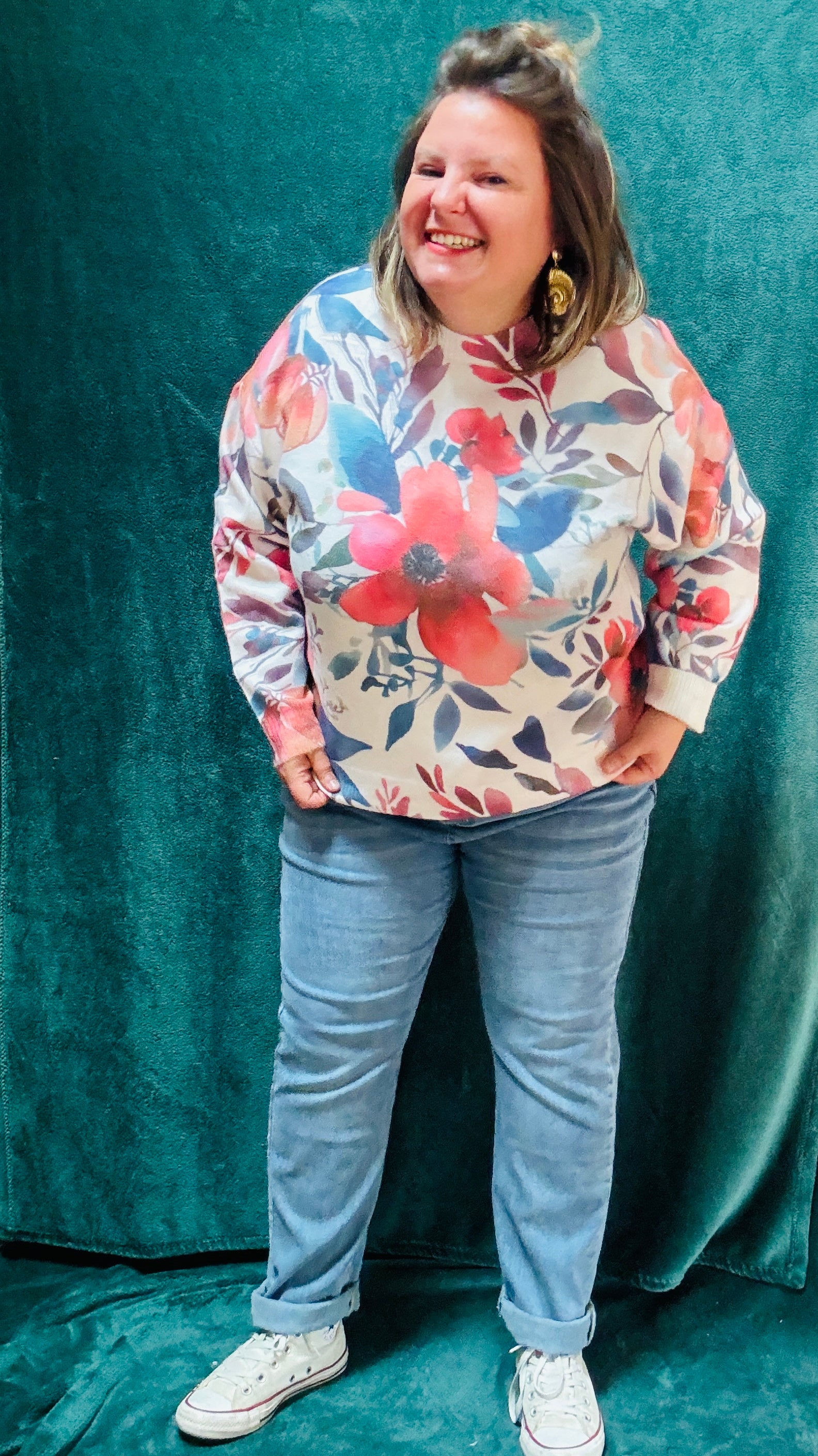 Ce pull grande taille à motifs fleurs est le choix idéal pour ajouter une touche de couleur et de douceur à votre garde-robe, tout en restant confortable et original pour toutes les occasions.