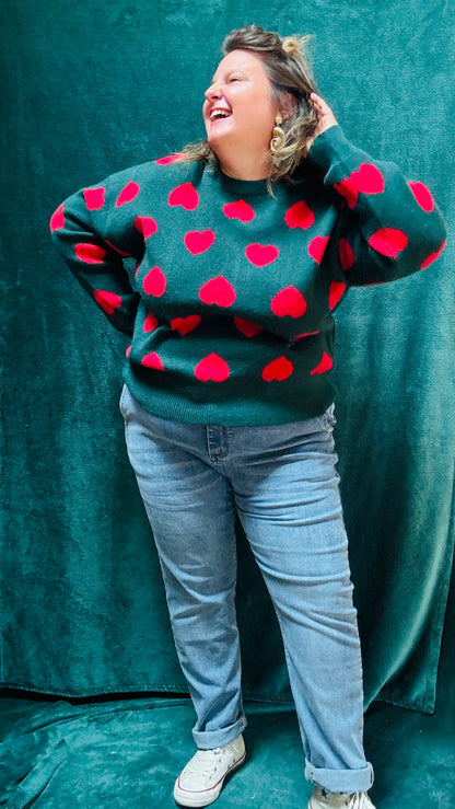 Ajoutez ce pull vert sapin à motifs cœurs rouges à votre collection pour un look créatif, cosy, romantique et plein de charme au quotidien.