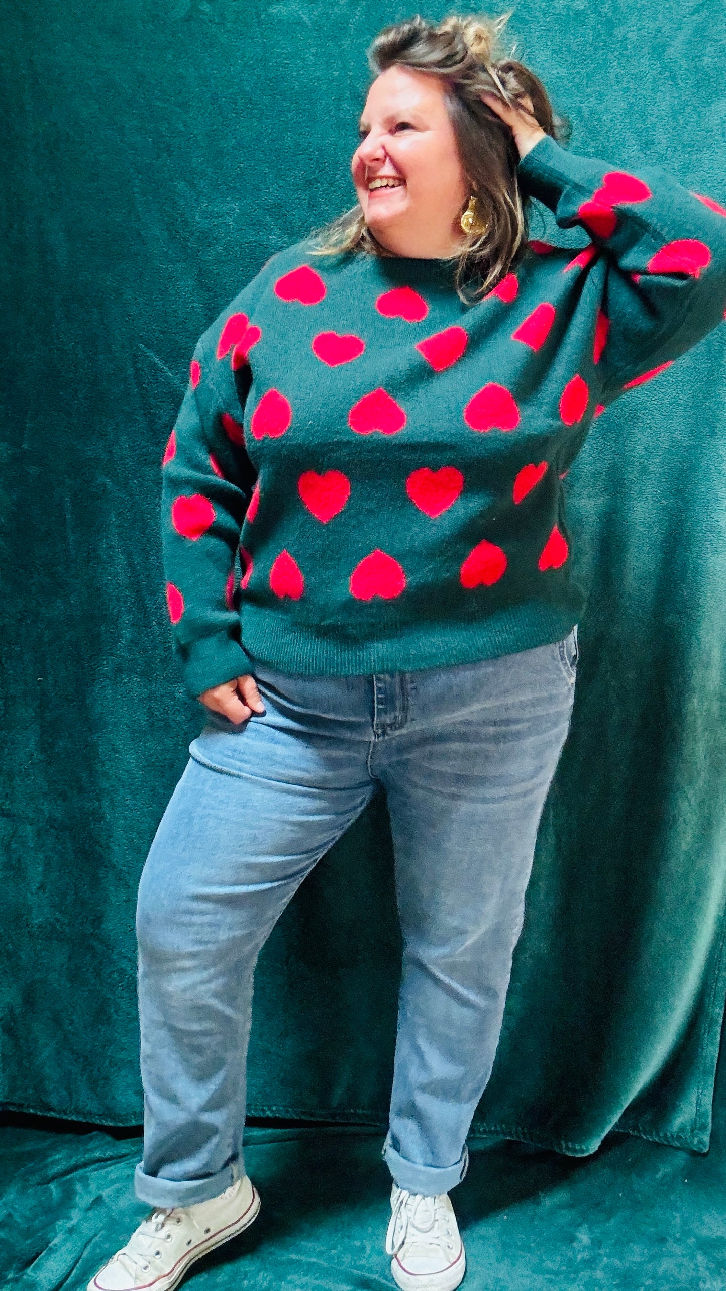 Ajoutez ce pull vert sapin à motifs cœurs rouges à votre collection pour un look créatif, cosy, romantique et plein de charme au quotidien.