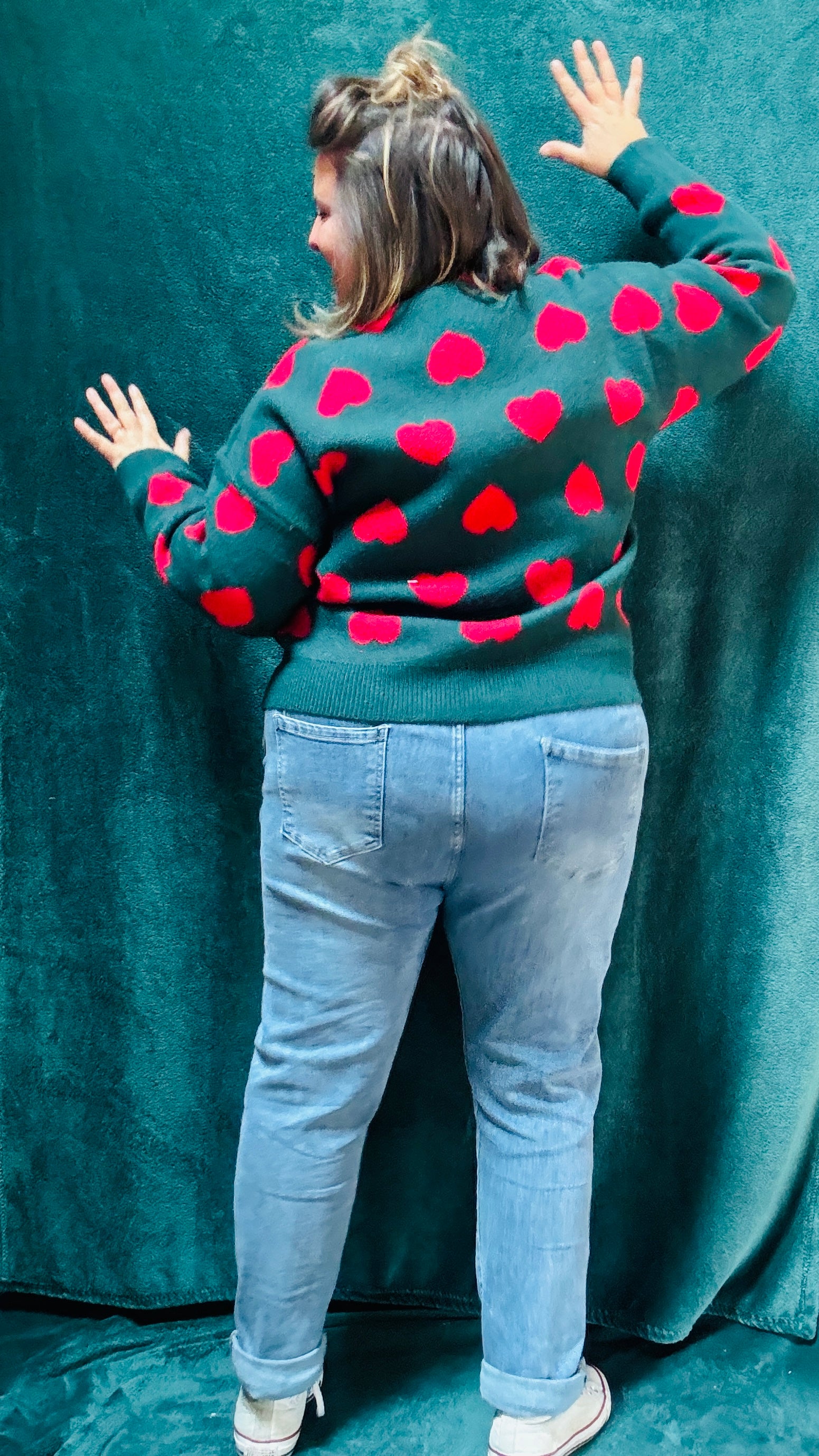 Ajoutez ce pull vert sapin à motifs cœurs rouges à votre collection pour un look créatif, cosy, romantique et plein de charme au quotidien.