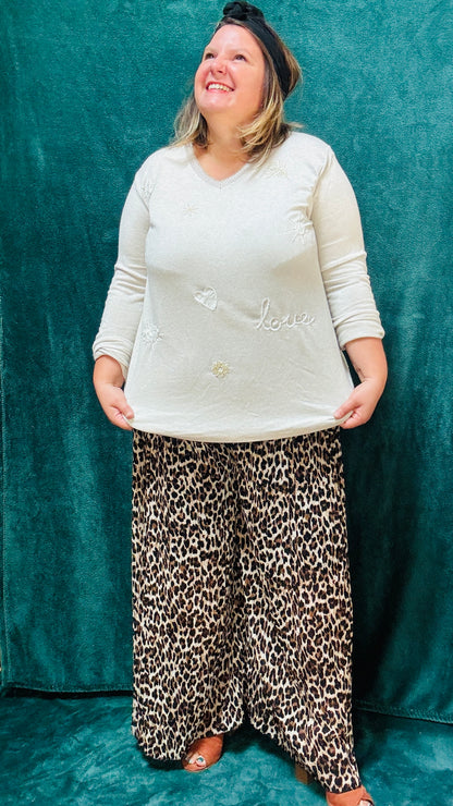 Ce pull fin  grande taille en viscose beige est la pièce idéale pour un style décontracté et élégant, avec une touche d'originalité discrète, tout en restant ultra confortable.