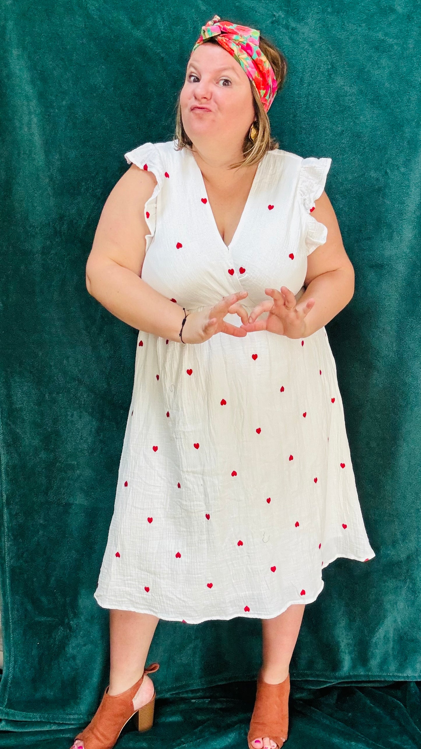 Avec cette robe midi grande taille blanche en gaze de coton à motifs cœurs rouges, apportez une touche de douceur et de féminité à votre style. Idéale pour toutes les occasions où vous souhaitez afficher votre romantisme et votre créativité avec une pièce élégante et confortable.