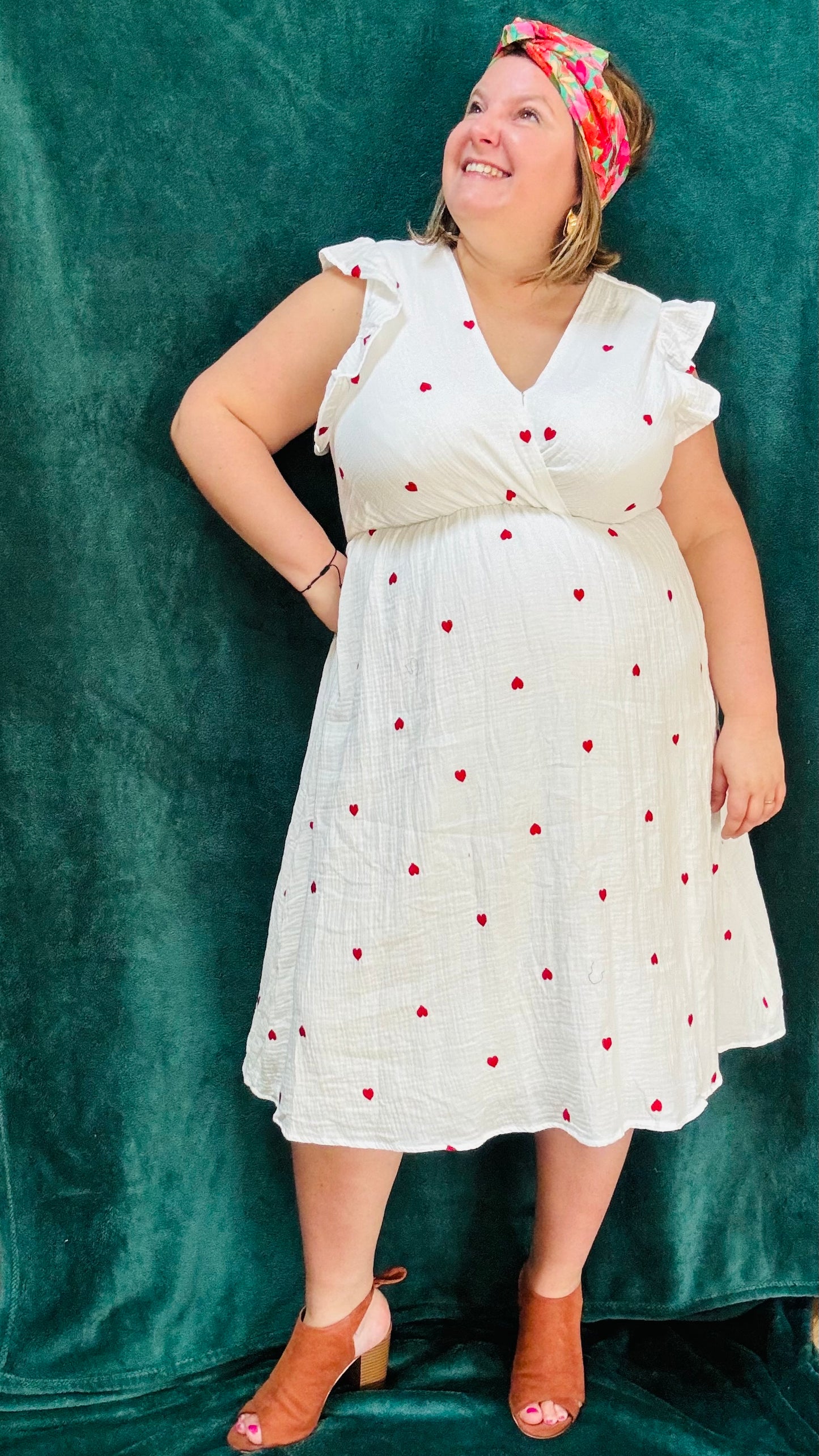 Avec cette robe midi grande taille blanche en gaze de coton à motifs cœurs rouges, apportez une touche de douceur et de féminité à votre style. Idéale pour toutes les occasions où vous souhaitez afficher votre romantisme et votre créativité avec une pièce élégante et confortable.