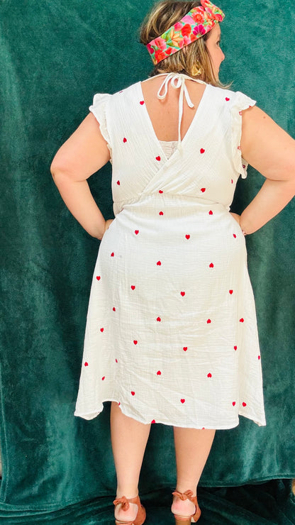 Avec cette robe midi grande taille blanche en gaze de coton à motifs cœurs rouges, apportez une touche de douceur et de féminité à votre style. Idéale pour toutes les occasions où vous souhaitez afficher votre romantisme et votre créativité avec une pièce élégante et confortable.