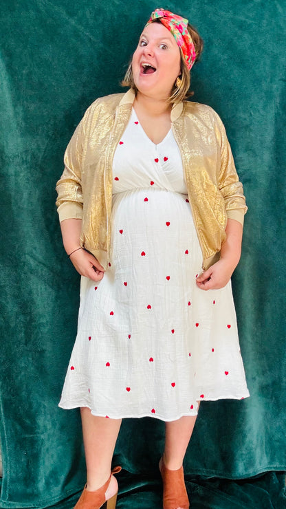 Avec cette robe midi grande taille blanche en gaze de coton à motifs cœurs rouges, apportez une touche de douceur et de féminité à votre style. Idéale pour toutes les occasions où vous souhaitez afficher votre romantisme et votre créativité avec une pièce élégante et confortable.