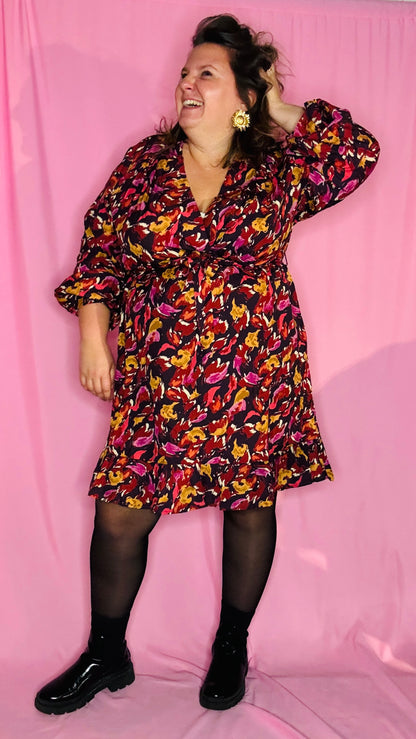 Cette robe grande taille aux couleurs d’automne est un incontournable pour des looks casual et bohèmes, apportant une touche de confort et d’élégance à votre garde-robe.