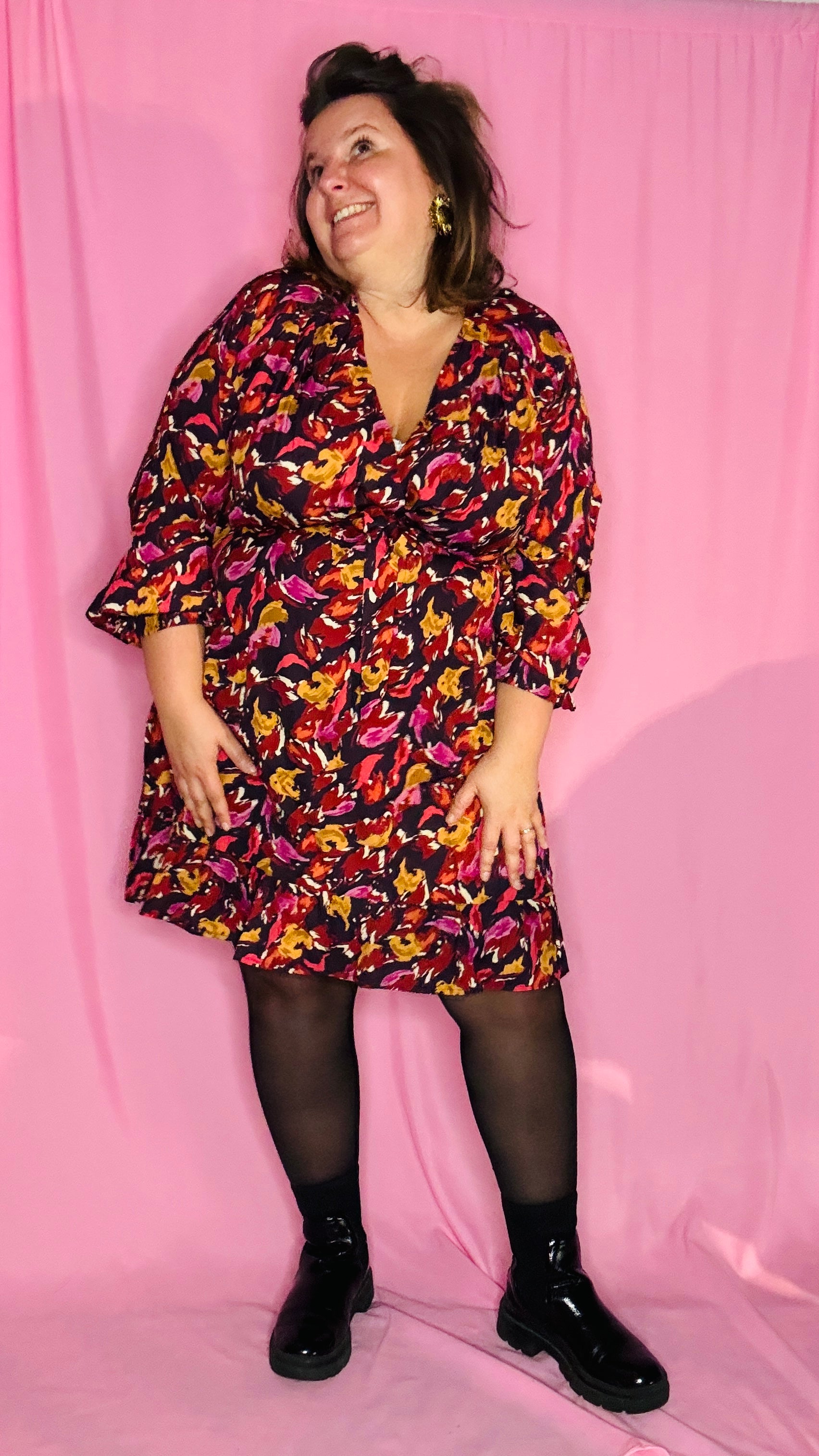 Cette robe grande taille aux couleurs d’automne est un incontournable pour des looks casual et bohèmes, apportant une touche de confort et d’élégance à votre garde-robe.