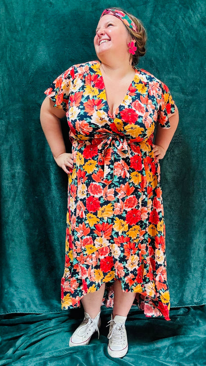 Avec cette robe longue grande taille à motifs fleuris aux couleurs chaudes, apportez une touche de romantisme et de chaleur à votre style. Idéale pour toutes les occasions où vous souhaitez afficher votre créativité et votre élégance naturelle avec une pièce vibrante et confortable.