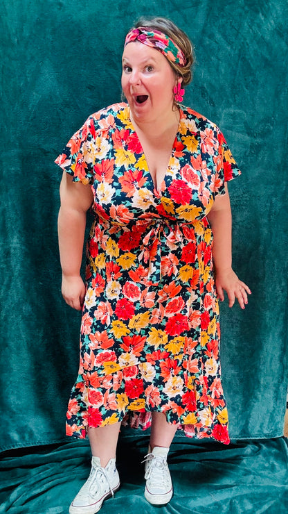 Avec cette robe longue grande taille à motifs fleuris aux couleurs chaudes, apportez une touche de romantisme et de chaleur à votre style. Idéale pour toutes les occasions où vous souhaitez afficher votre créativité et votre élégance naturelle avec une pièce vibrante et confortable.