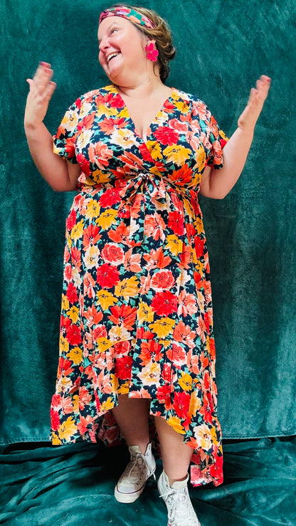 Avec cette robe longue grande taille à motifs fleuris aux couleurs chaudes, apportez une touche de romantisme et de chaleur à votre style. Idéale pour toutes les occasions où vous souhaitez afficher votre créativité et votre élégance naturelle avec une pièce vibrante et confortable.