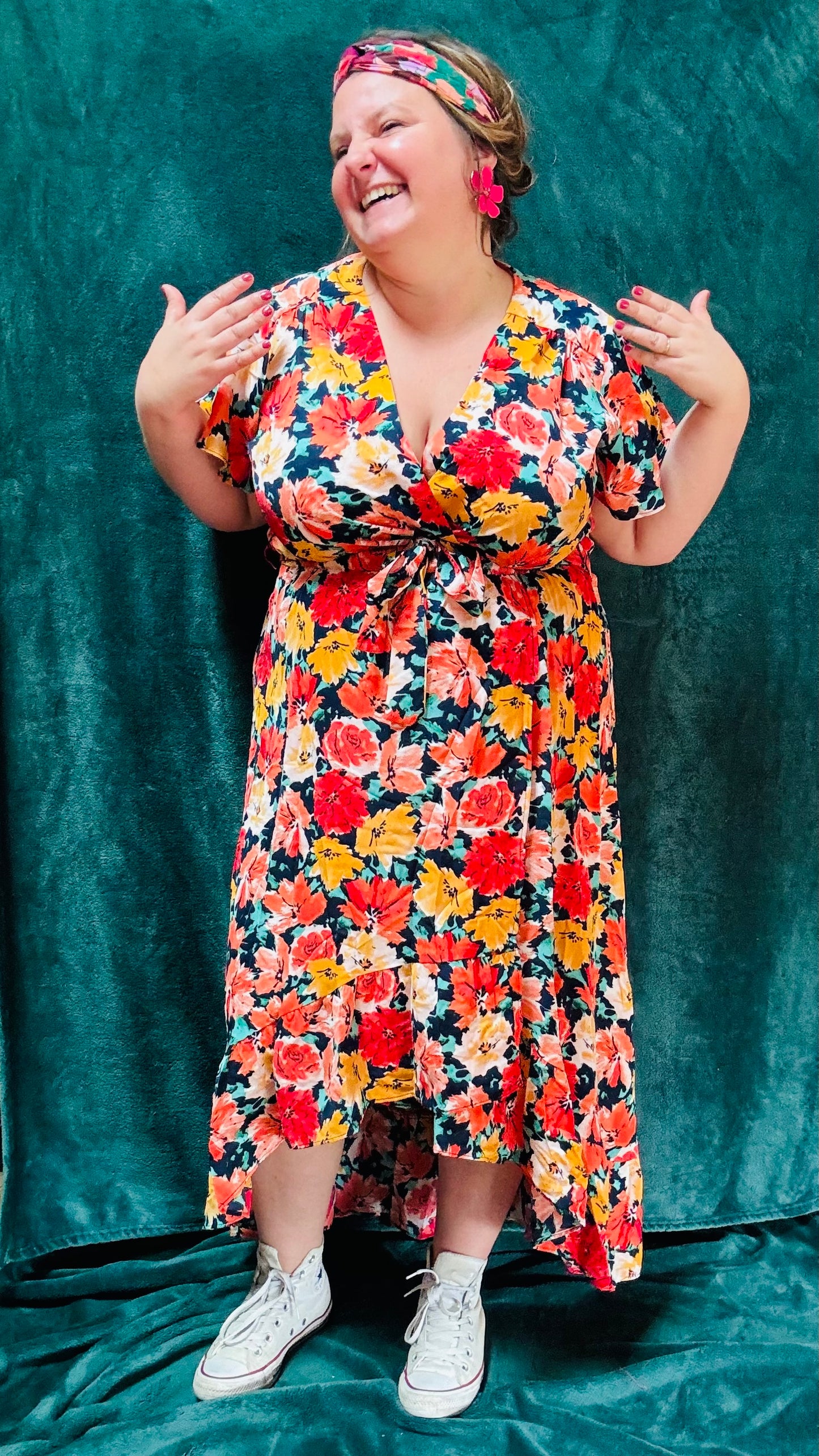 Avec cette robe longue grande taille à motifs fleuris aux couleurs chaudes, apportez une touche de romantisme et de chaleur à votre style. Idéale pour toutes les occasions où vous souhaitez afficher votre créativité et votre élégance naturelle avec une pièce vibrante et confortable.