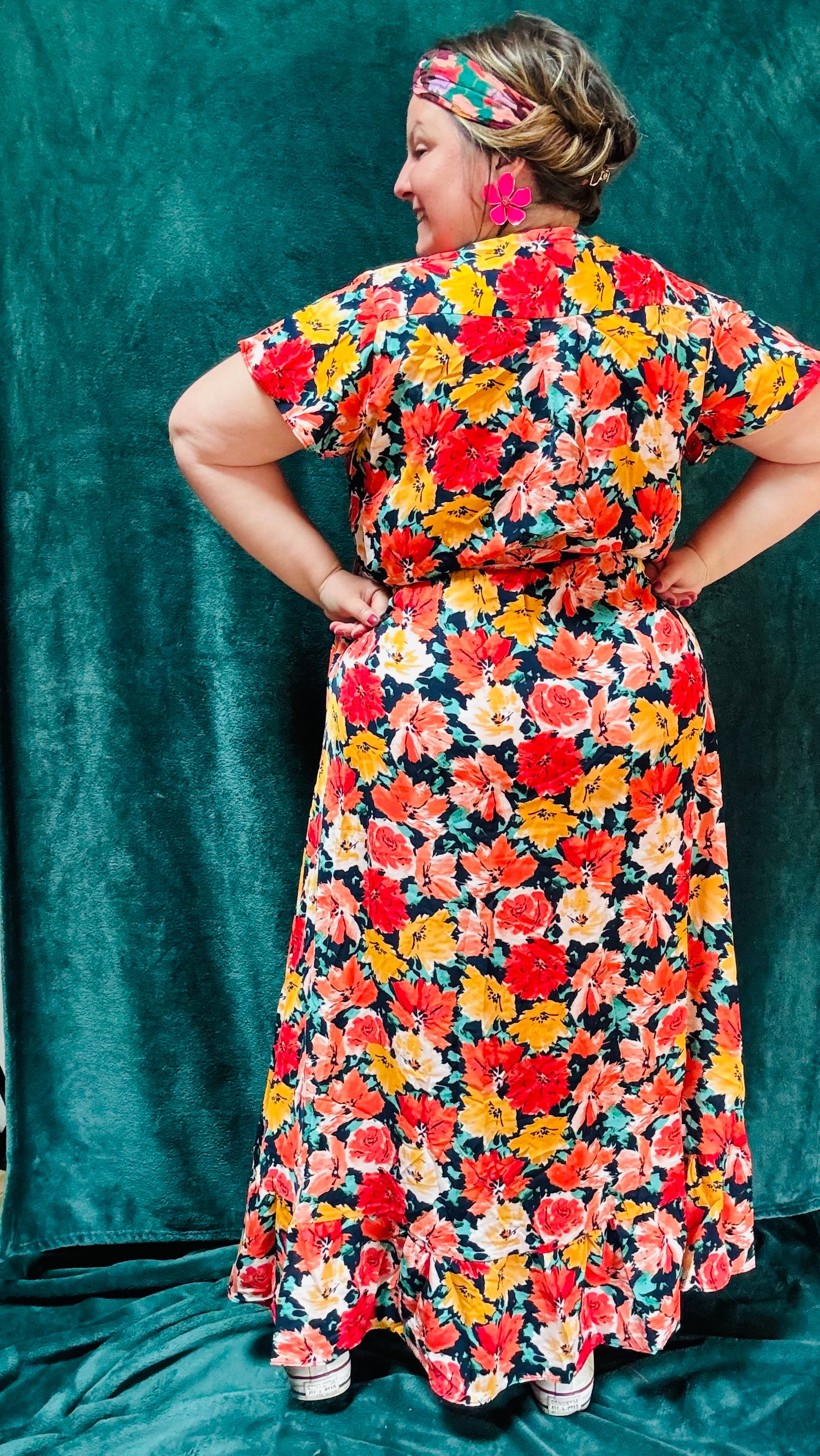 Avec cette robe longue grande taille à motifs fleuris aux couleurs chaudes, apportez une touche de romantisme et de chaleur à votre style. Idéale pour toutes les occasions où vous souhaitez afficher votre créativité et votre élégance naturelle avec une pièce vibrante et confortable.