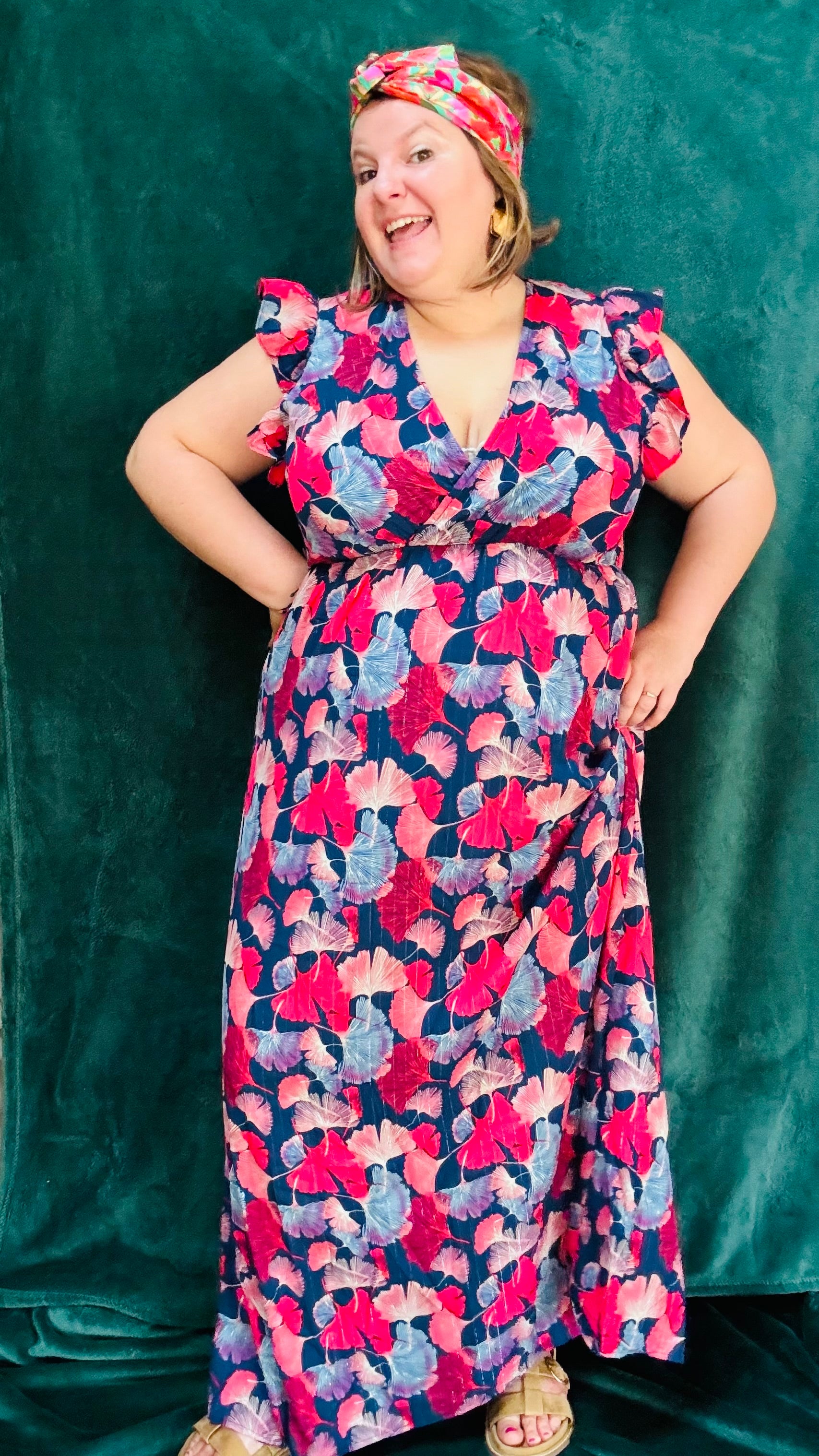 Avec cette robe longue grande taille colorée à motifs feuilles de ginko, soyez prête à rayonner avec style et confort. Idéale pour toutes les occasions où vous souhaitez afficher votre élégance naturelle avec une touche de couleur et de créativité.