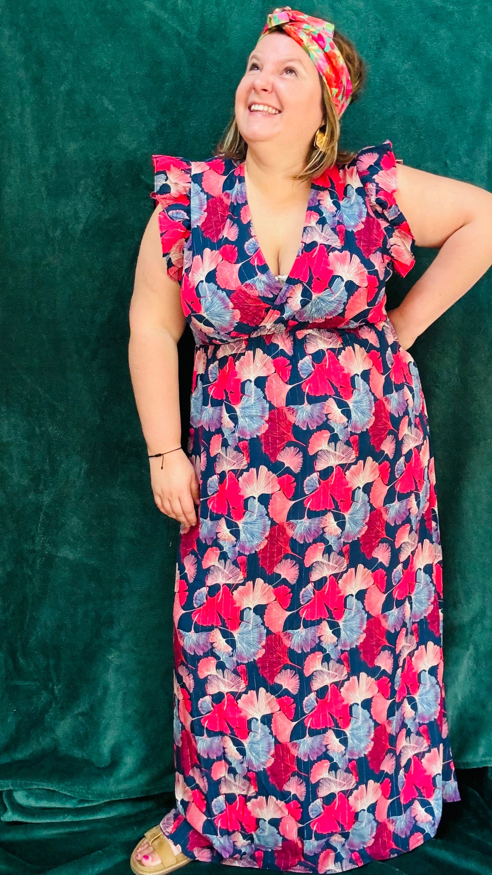 Avec cette robe longue grande taille colorée à motifs feuilles de ginko, soyez prête à rayonner avec style et confort. Idéale pour toutes les occasions où vous souhaitez afficher votre élégance naturelle avec une touche de couleur et de créativité.