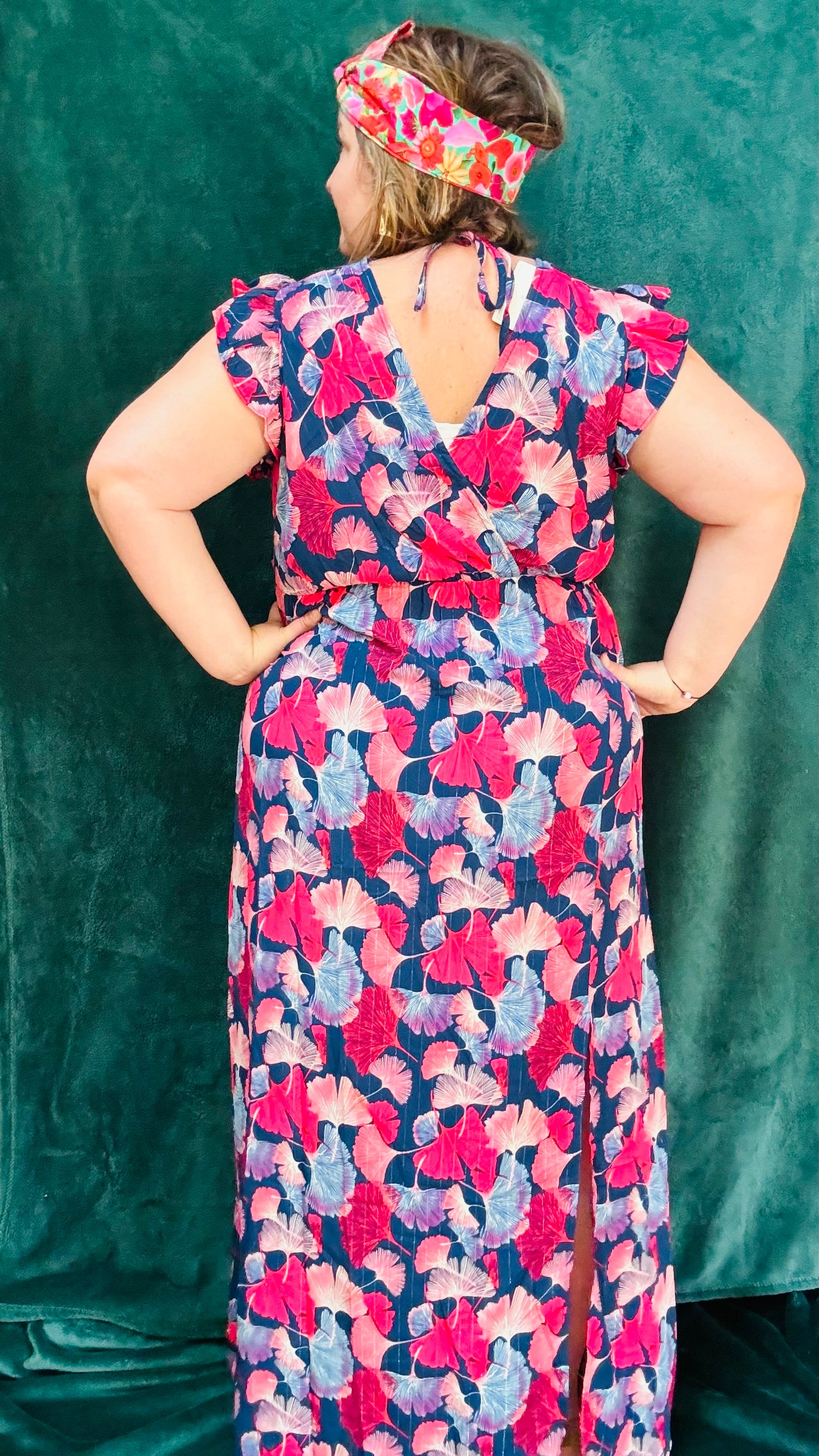 Avec cette robe longue grande taille colorée à motifs feuilles de ginko, soyez prête à rayonner avec style et confort. Idéale pour toutes les occasions où vous souhaitez afficher votre élégance naturelle avec une touche de couleur et de créativité.