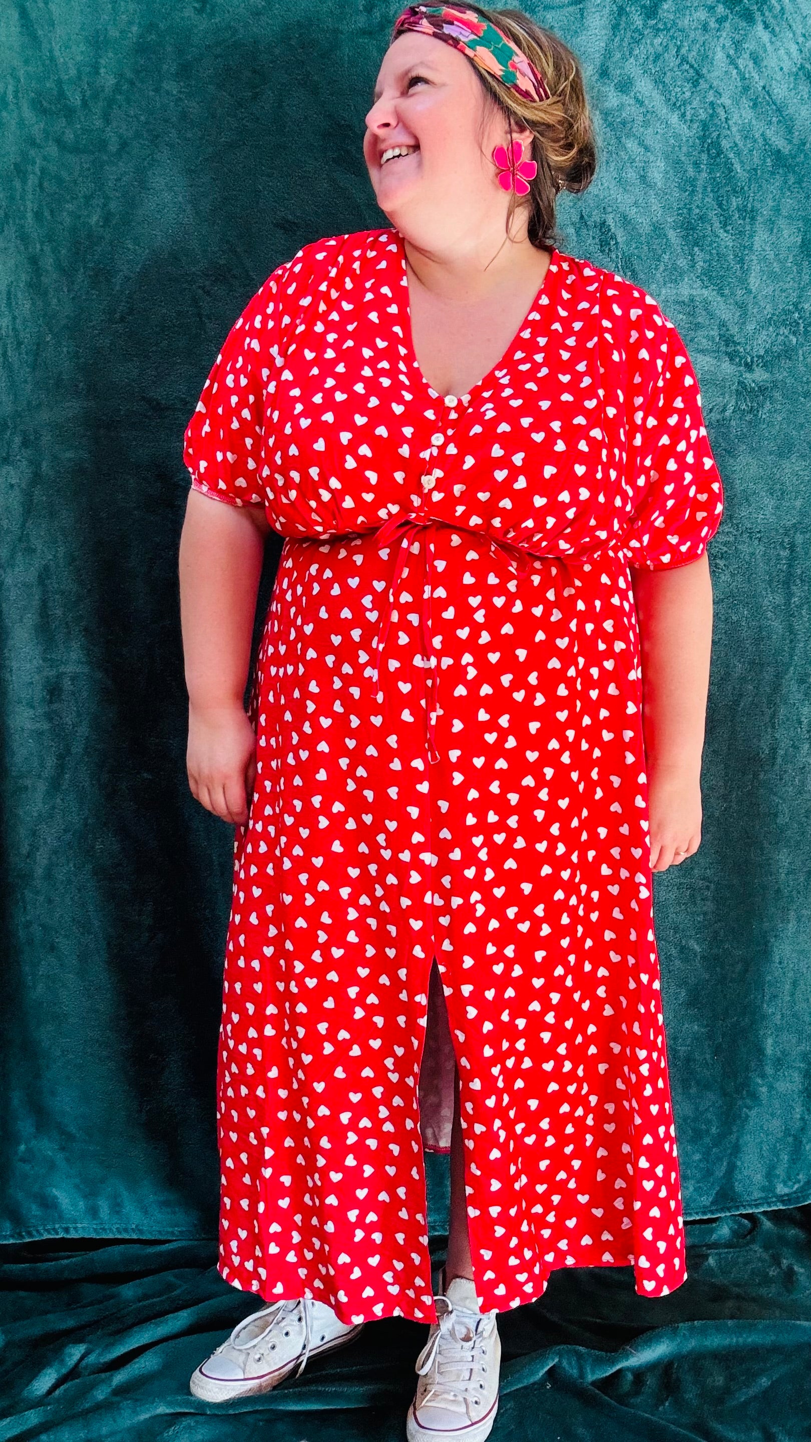 Avec cette robe longue grande taille à motif cœurs rouge et blanc , ajoutez une touche de douceur et de romance à votre style. Idéale pour toutes les occasions où vous souhaitez afficher votre créativité et votre charme naturel avec une pièce mignonne et confortable.