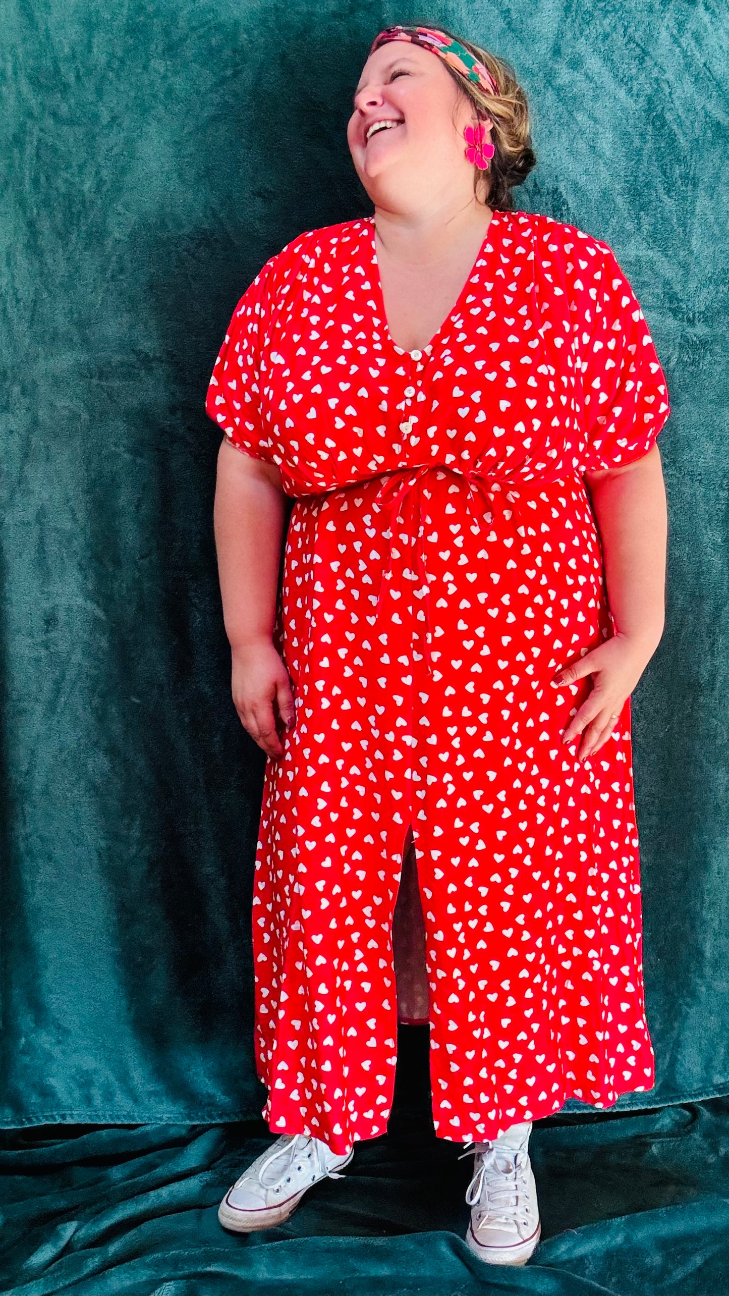 Avec cette robe longue grande taille à motif cœurs rouge et blanc, ajoutez une touche de douceur et de romantisme à votre style. Idéal pour toutes les occasions où vous souhaitez afficher votre créativité et votre charme naturel avec une pièce mignonne et confortable.