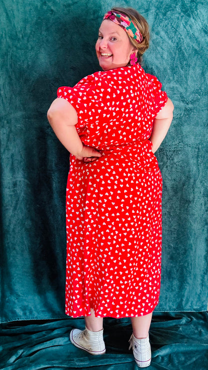 Avec cette robe longue grande taille à motif cœurs rouge et blanc, ajoutez une touche de douceur et de romantisme à votre style. Idéal pour toutes les occasions où vous souhaitez afficher votre créativité et votre charme naturel avec une pièce mignonne et confortable.