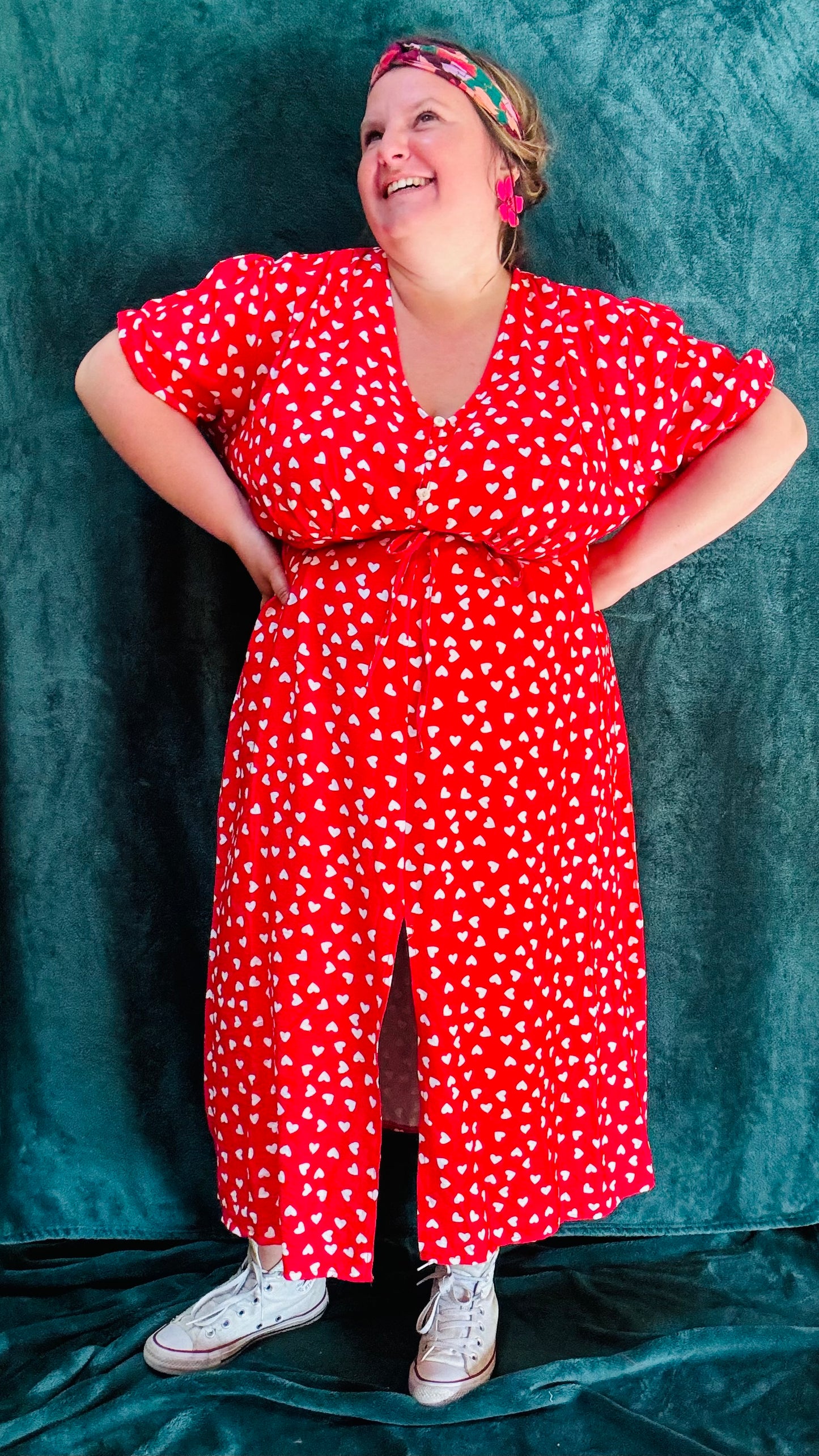 Avec cette robe longue grande taille à motif cœurs rouge et blanc, ajoutez une touche de douceur et de romantisme à votre style. Idéal pour toutes les occasions où vous souhaitez afficher votre créativité et votre charme naturel avec une pièce mignonne et confortable.