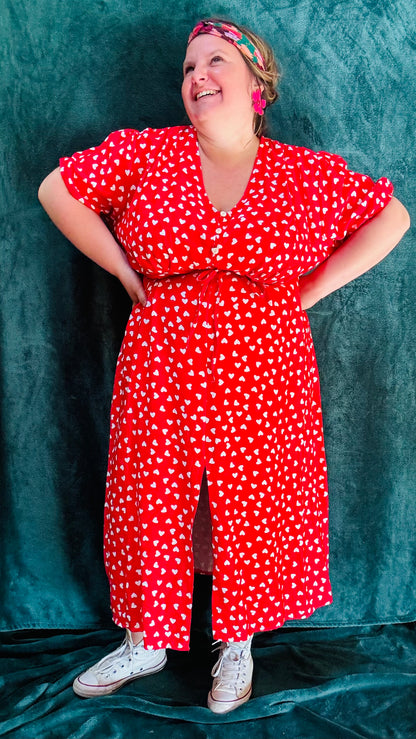 Avec cette robe longue grande taille à motif cœurs rouge et blanc, ajoutez une touche de douceur et de romantisme à votre style. Idéal pour toutes les occasions où vous souhaitez afficher votre créativité et votre charme naturel avec une pièce mignonne et confortable.