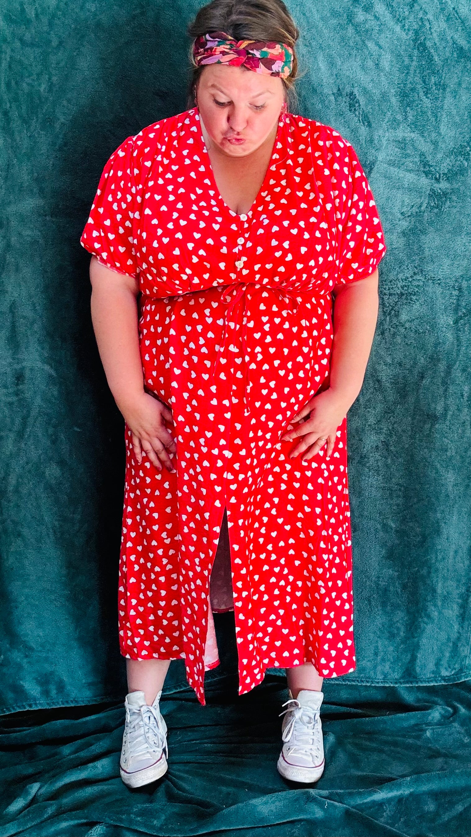 Avec cette robe longue grande taille à motif cœurs rouge et blanc, ajoutez une touche de douceur et de romantisme à votre style. Idéal pour toutes les occasions où vous souhaitez afficher votre créativité et votre charme naturel avec une pièce mignonne et confortable.