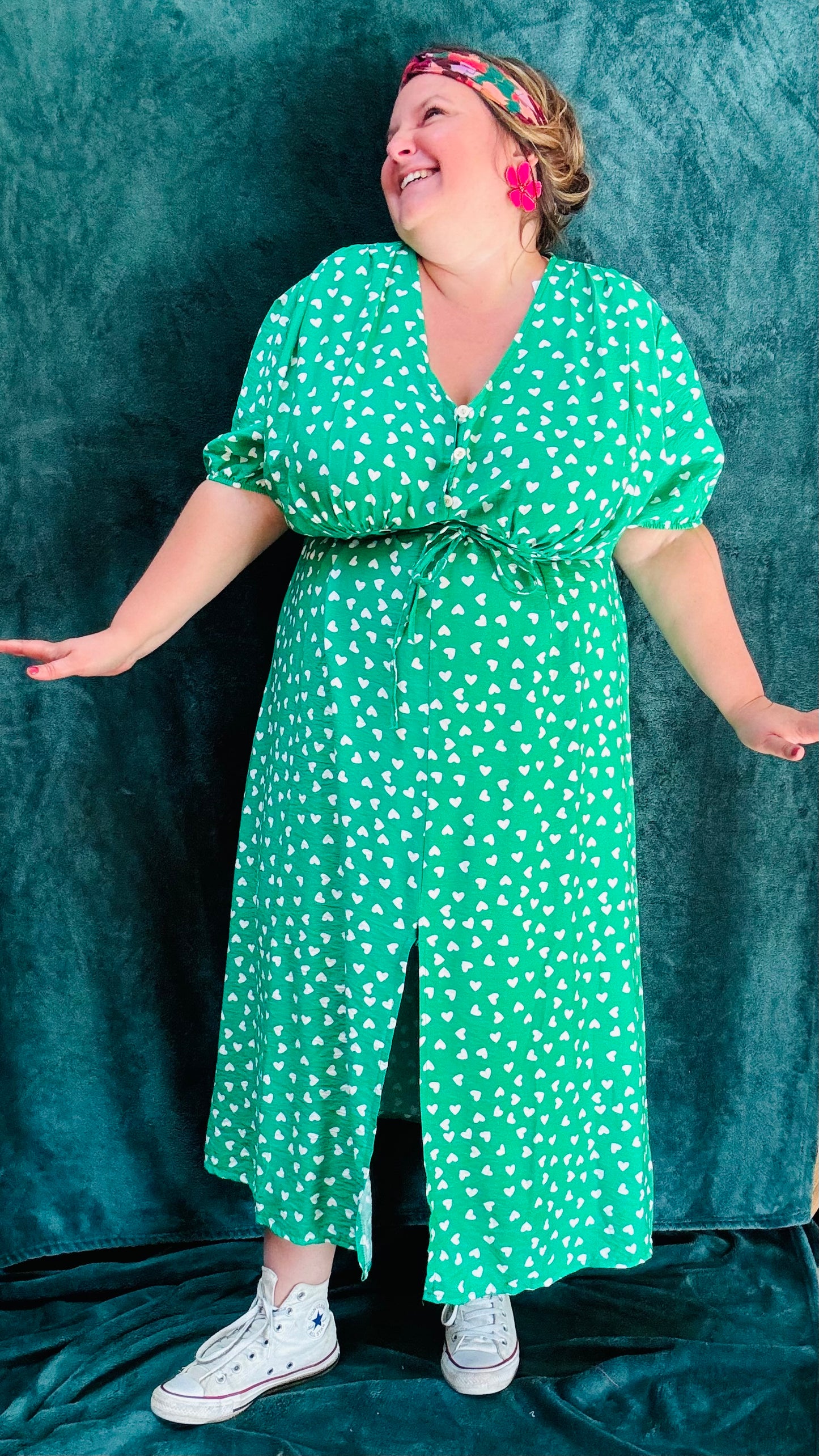 Avec cette robe longue grande taille à motif cœurs vert et blanc, ajoutez une touche de douceur et de romantisme à votre style. Idéal pour toutes les occasions où vous souhaitez afficher votre créativité et votre charme naturel avec une pièce mignonne et confortable.