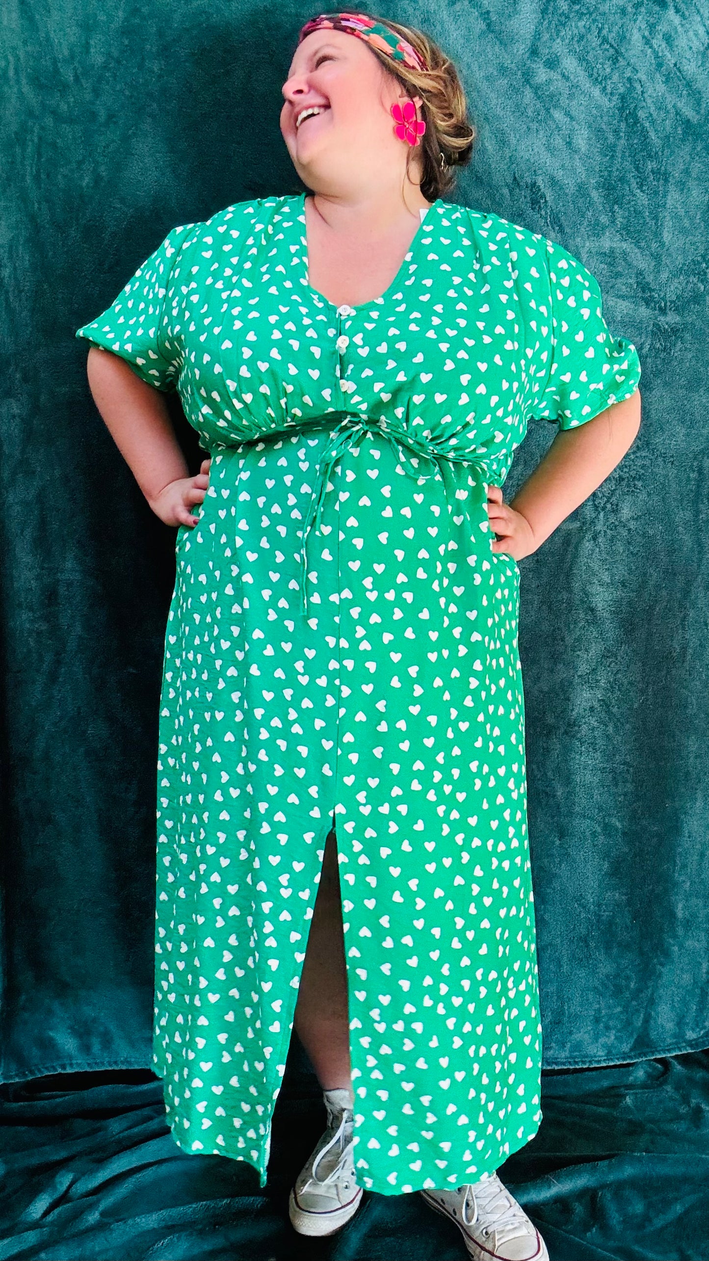 Avec cette robe longue grande taille à motif cœurs vert et blanc, ajoutez une touche de douceur et de romantisme à votre style. Idéal pour toutes les occasions où vous souhaitez afficher votre créativité et votre charme naturel avec une pièce mignonne et confortable.