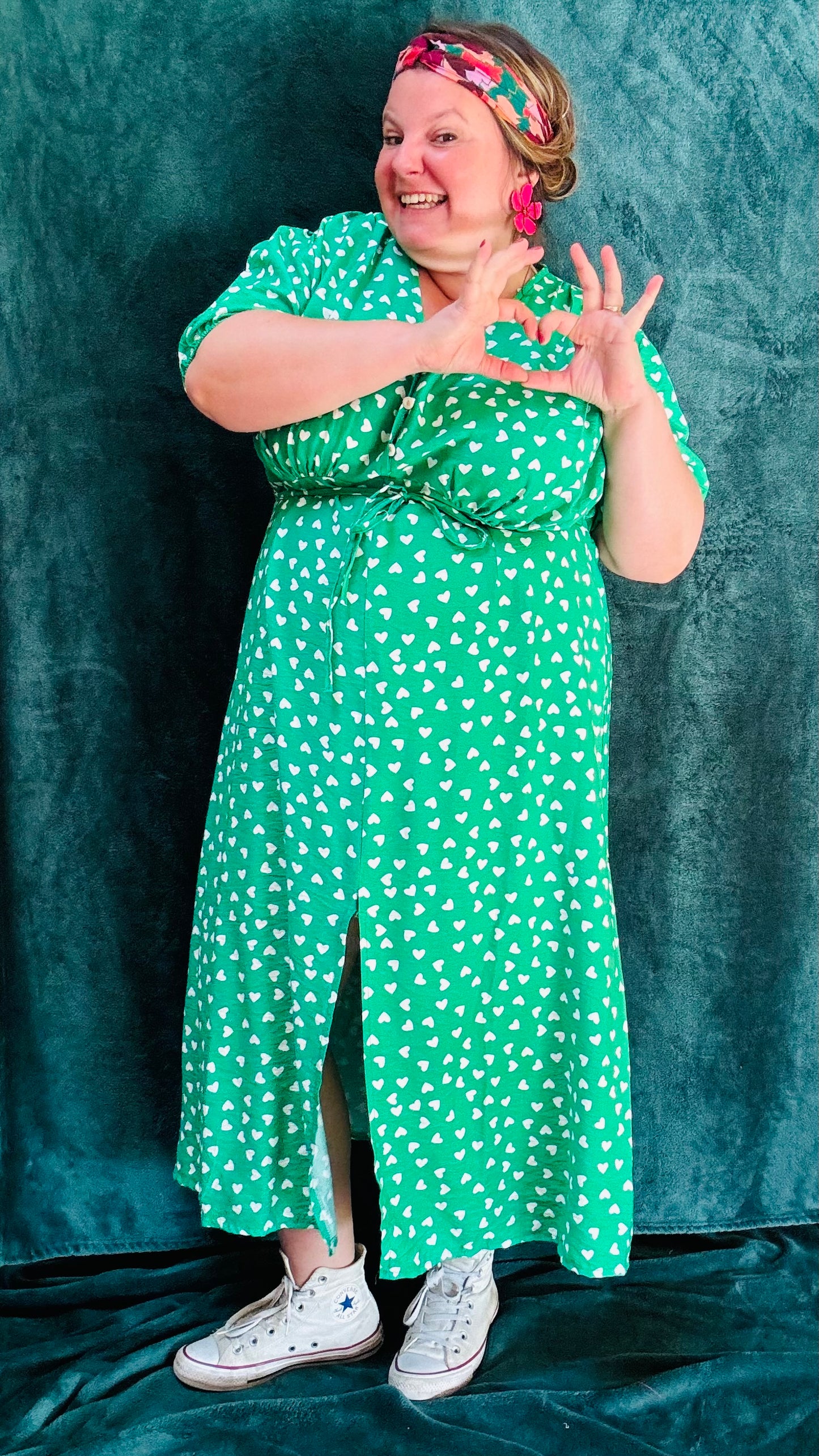 Avec cette robe longue grande taille à motif cœurs vert et blanc, ajoutez une touche de douceur et de romantisme à votre style. Idéal pour toutes les occasions où vous souhaitez afficher votre créativité et votre charme naturel avec une pièce mignonne et confortable.