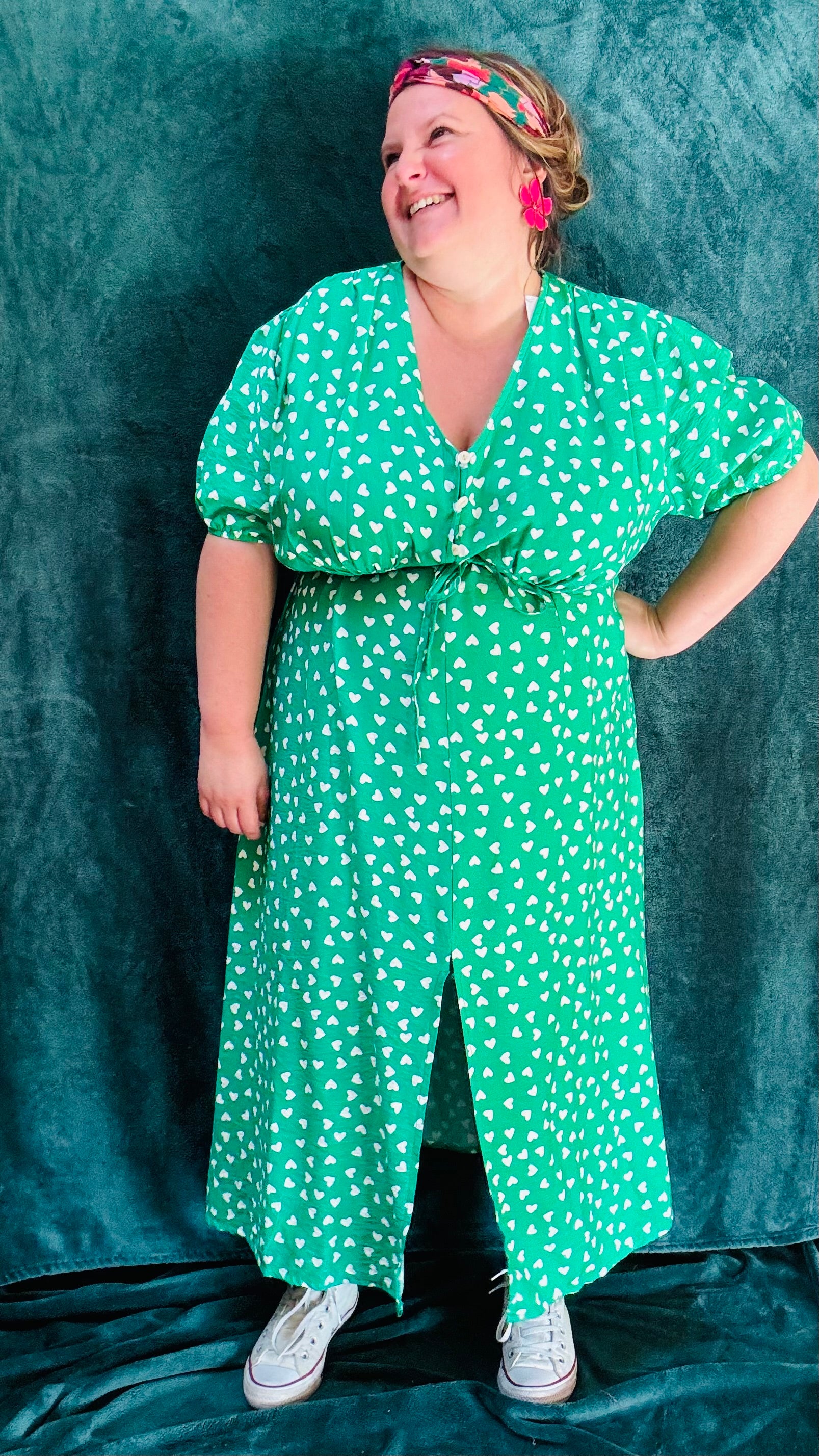 Avec cette robe longue grande taille à motif cœurs vert et blanc, ajoutez une touche de douceur et de romantisme à votre style. Idéal pour toutes les occasions où vous souhaitez afficher votre créativité et votre charme naturel avec une pièce mignonne et confortable.