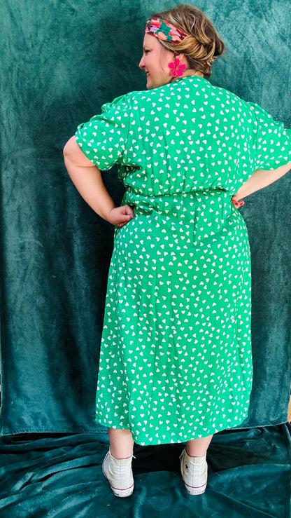 Avec cette robe longue grande taille à motif cœurs vert et blanc, ajoutez une touche de douceur et de romantisme à votre style. Idéal pour toutes les occasions où vous souhaitez afficher votre créativité et votre charme naturel avec une pièce mignonne et confortable.