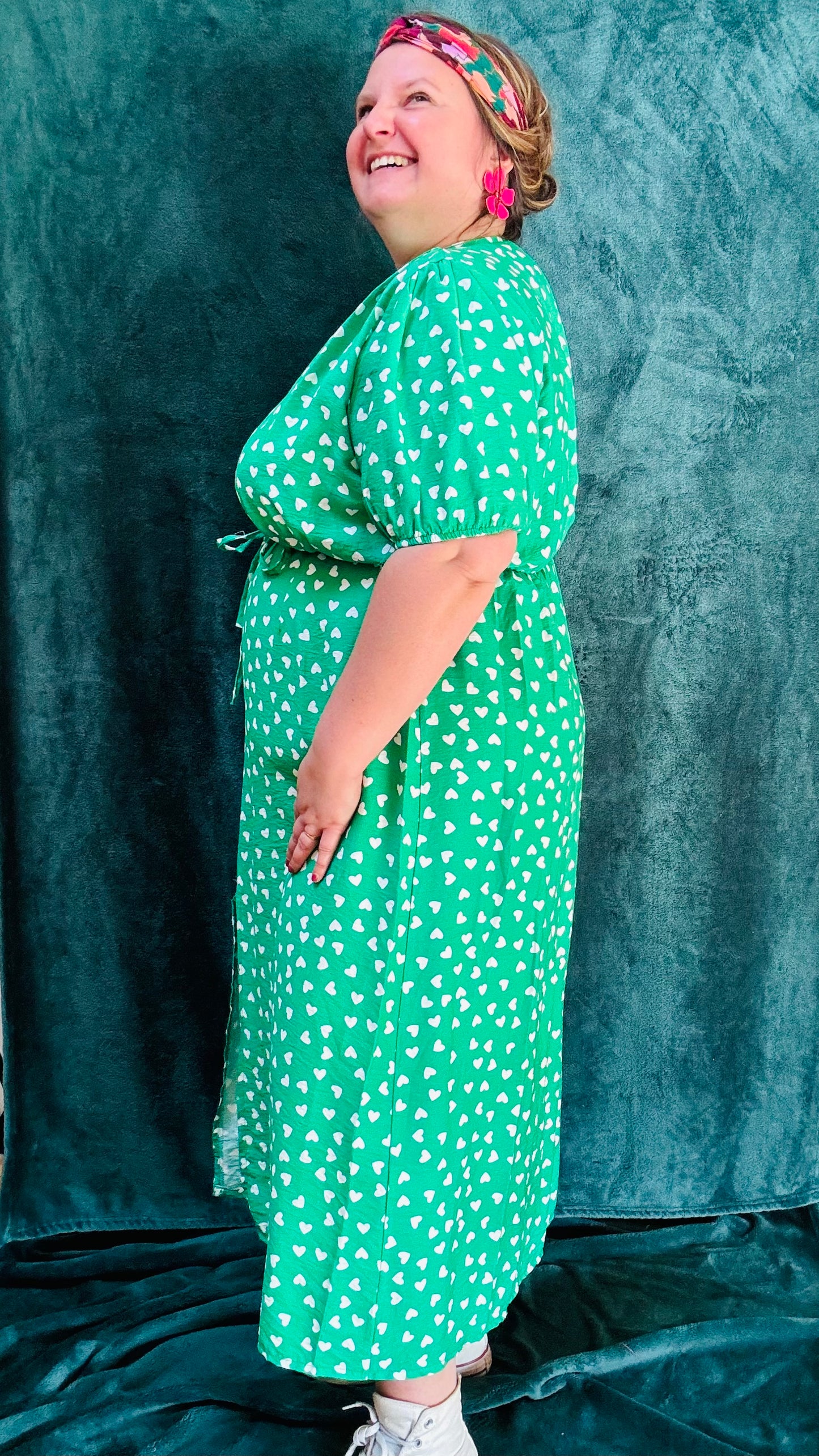 Avec cette robe longue grande taille à motif cœurs vert et blanc, ajoutez une touche de douceur et de romantisme à votre style. Idéal pour toutes les occasions où vous souhaitez afficher votre créativité et votre charme naturel avec une pièce mignonne et confortable.