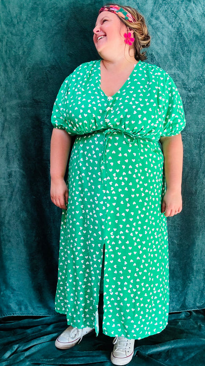 Avec cette robe longue grande taille à motif cœurs vert et blanc, ajoutez une touche de douceur et de romantisme à votre style. Idéal pour toutes les occasions où vous souhaitez afficher votre créativité et votre charme naturel avec une pièce mignonne et confortable.