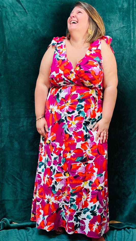 Avec cette robe longue grande taille à motifs fleuris colorés, apportez une touche de gaieté et d'élégance à votre style. Idéale pour toutes les occasions estivales où vous souhaitez afficher votre féminité et votre créativité avec une explosion de couleurs.