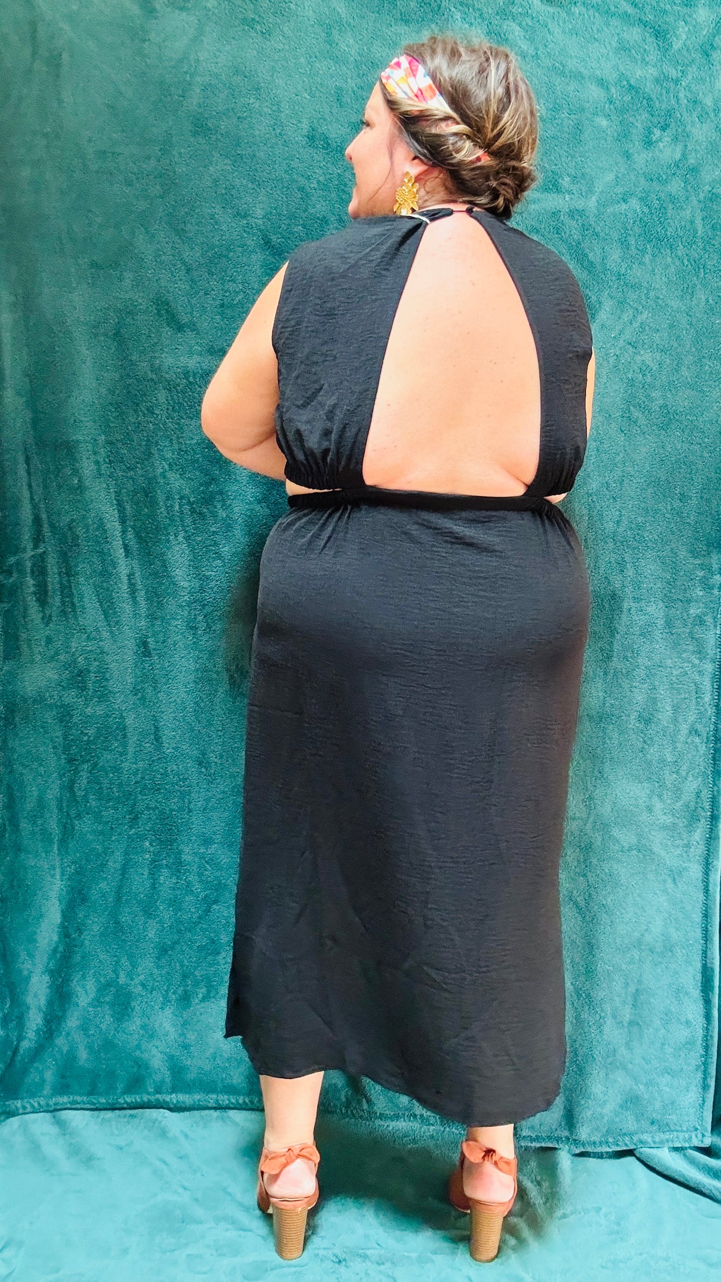 Robe Maryline- grande taille noire avec décolleté dos et taille