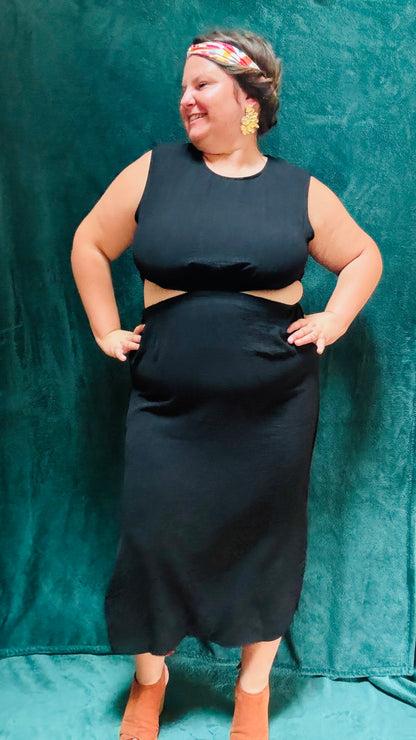 Robe Maryline- grande taille noire avec décolleté dos et taille