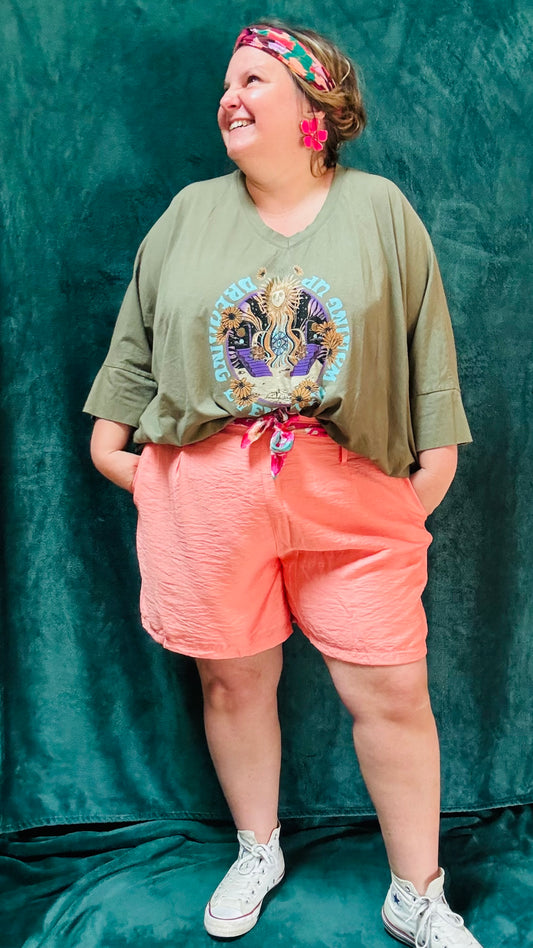 Avec ce short grande taille fluide rose saumon, alliez style et confort pour toutes vos activités estivales. Exprimez votre créativité et profitez d'un ajustement parfait et d'un confort incomparable.