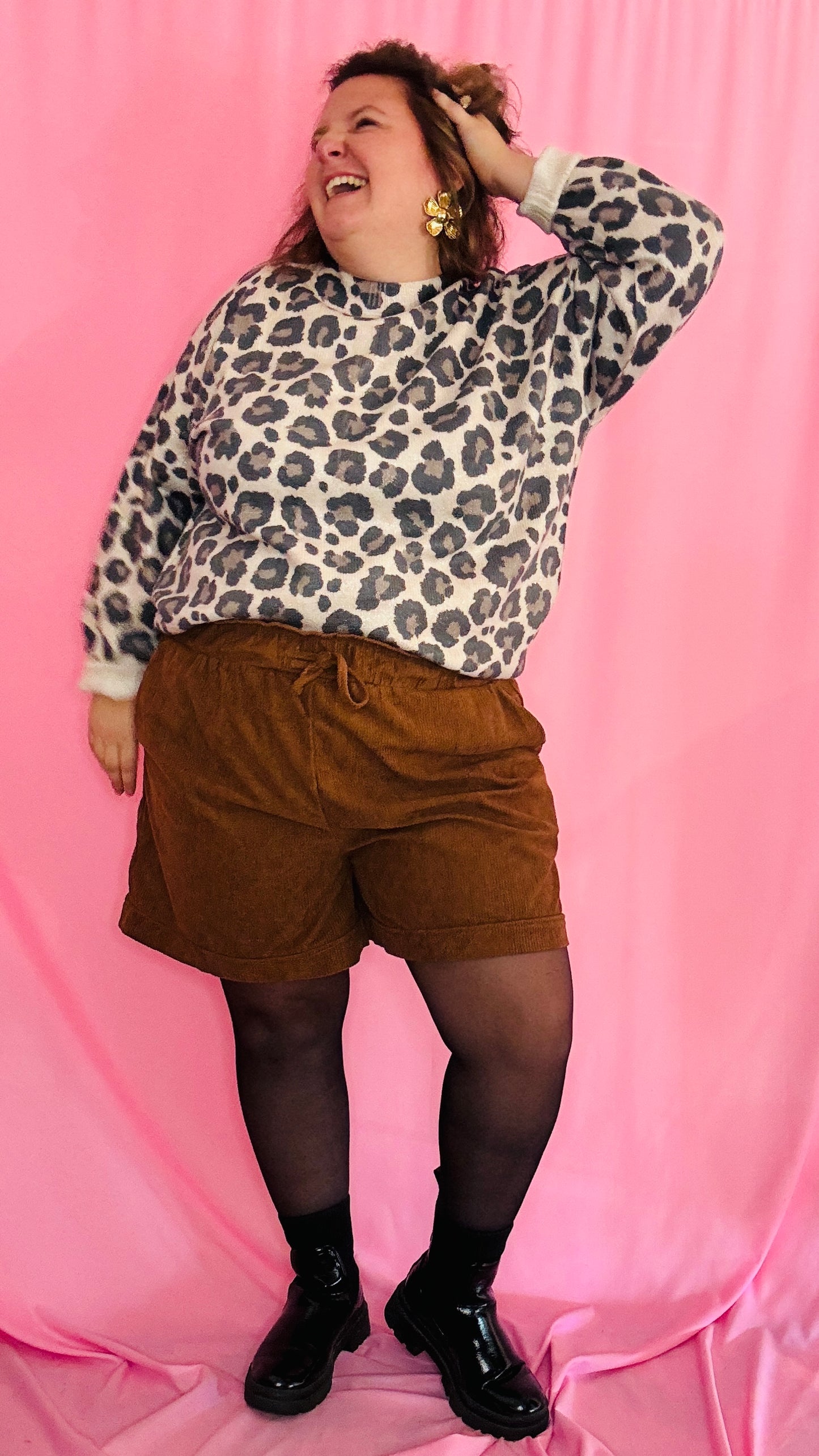 Ce short grande taille en velours camel est le choix idéal pour celles qui veulent combiner confort et style avec un look rock et naturel, parfait pour toutes les occasions.
