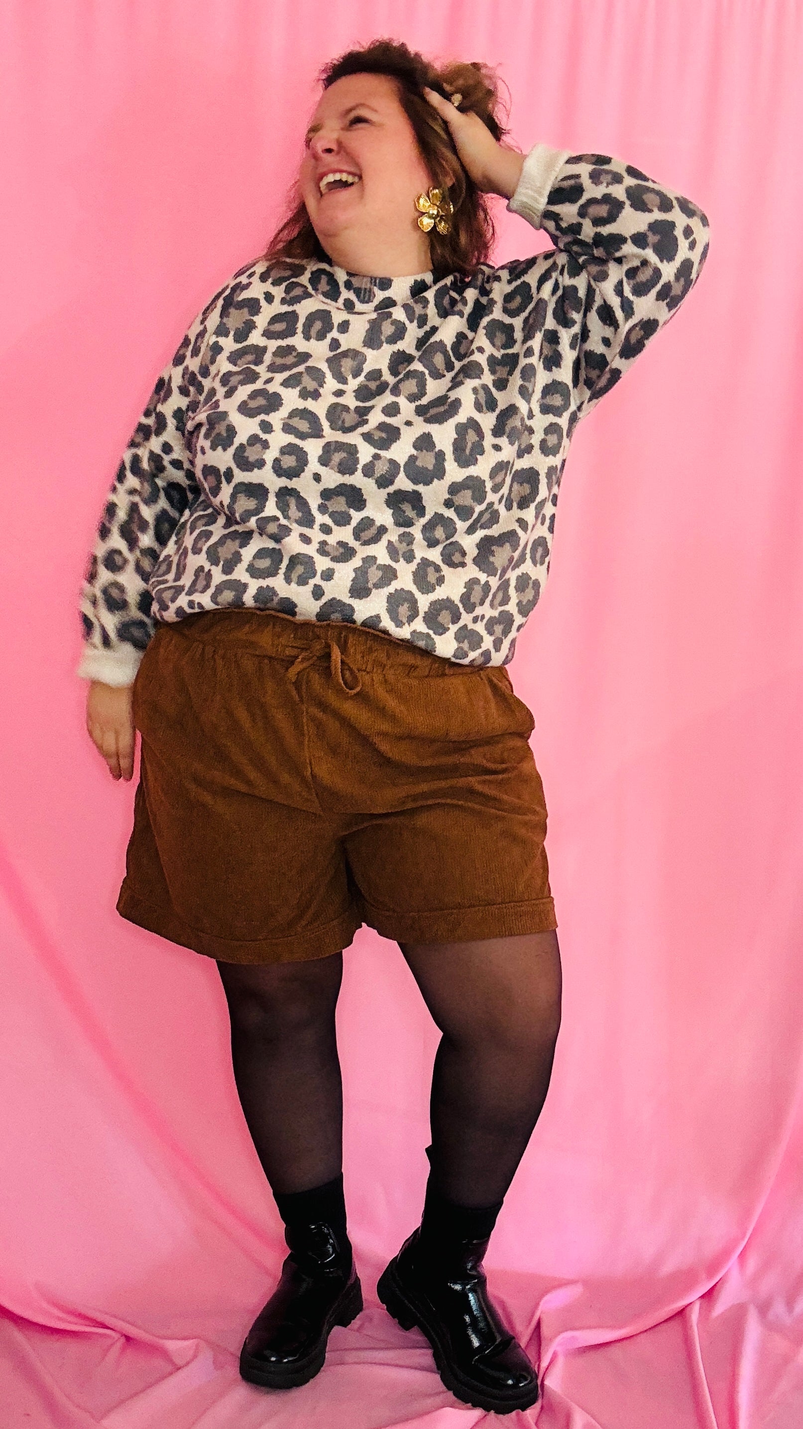 Ce short grande taille en velours camel est le choix idéal pour celles qui veulent combiner confort et style avec un look rock et naturel, parfait pour toutes les occasions.