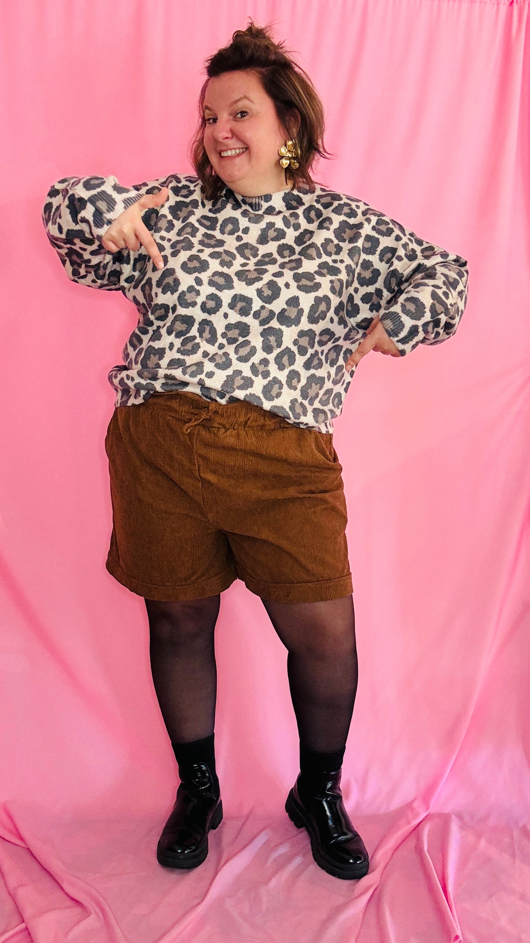 Ce short grande taille en velours camel est le choix idéal pour celles qui veulent combiner confort et style avec un look rock et naturel, parfait pour toutes les occasions.