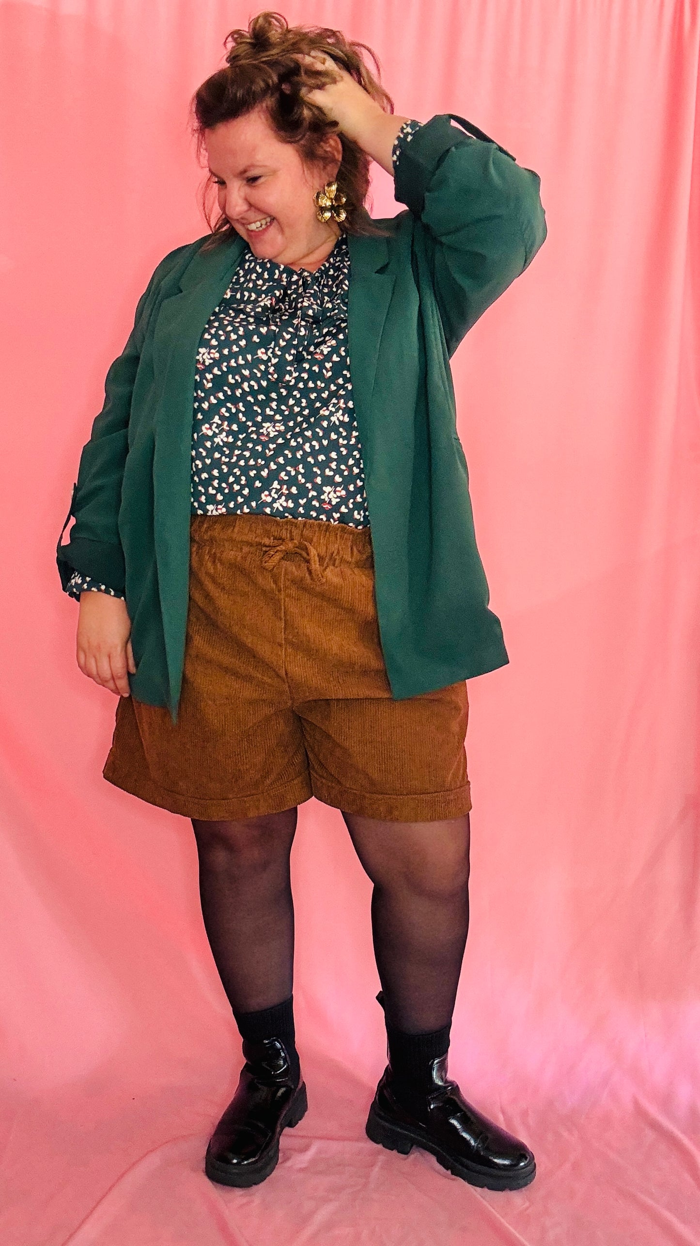 Ce short grande taille en velours camel est le choix idéal pour celles qui veulent combiner confort et style avec un look rock et naturel, parfait pour toutes les occasions.