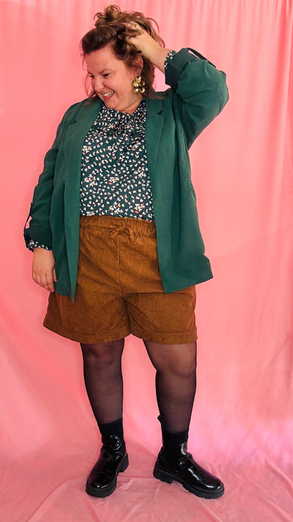 Ce short grande taille en velours camel est le choix idéal pour celles qui veulent combiner confort et style avec un look rock et naturel, parfait pour toutes les occasions.