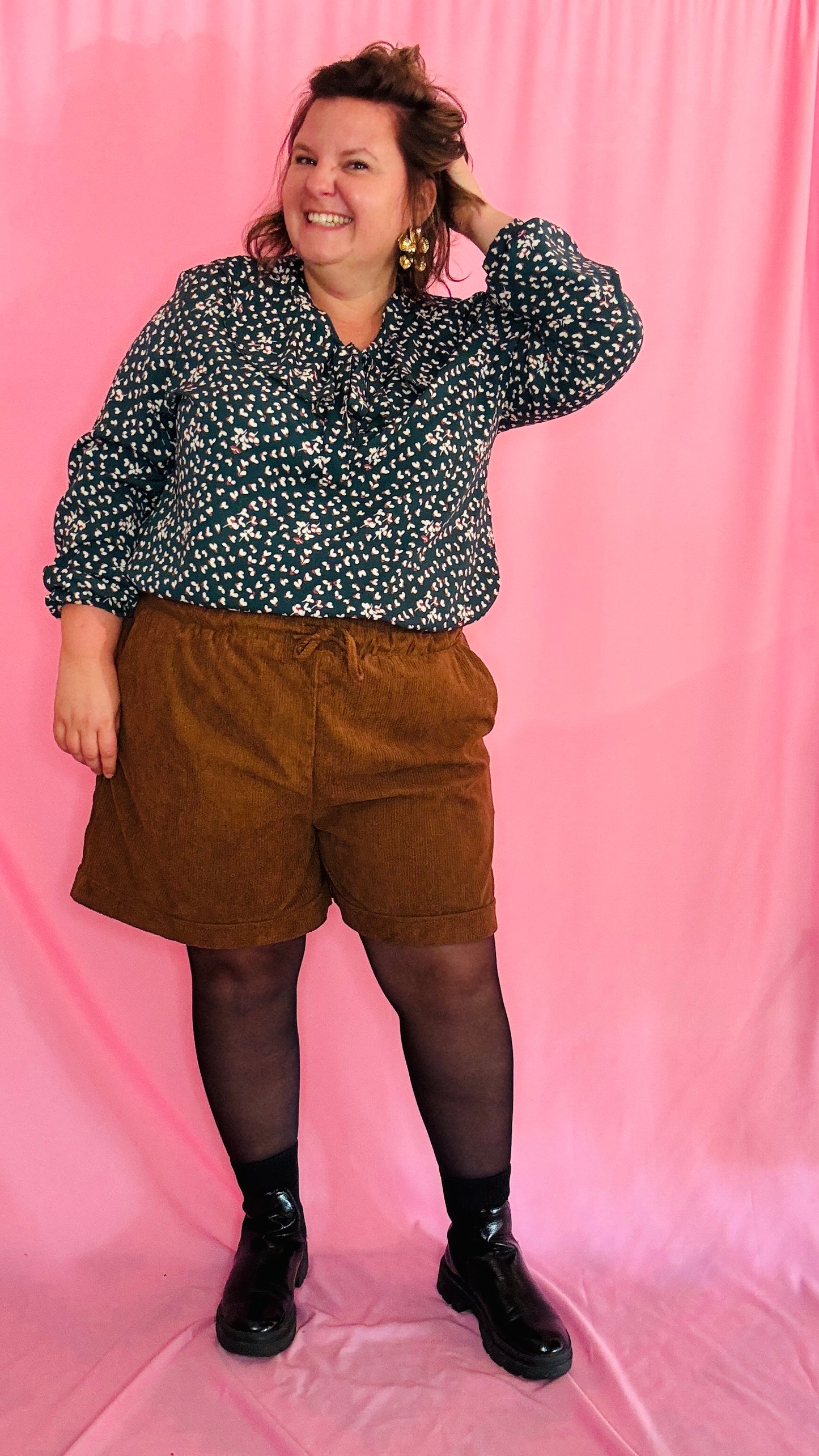 Ce short grande taille en velours camel est le choix idéal pour celles qui veulent combiner confort et style avec un look rock et naturel, parfait pour toutes les occasions.