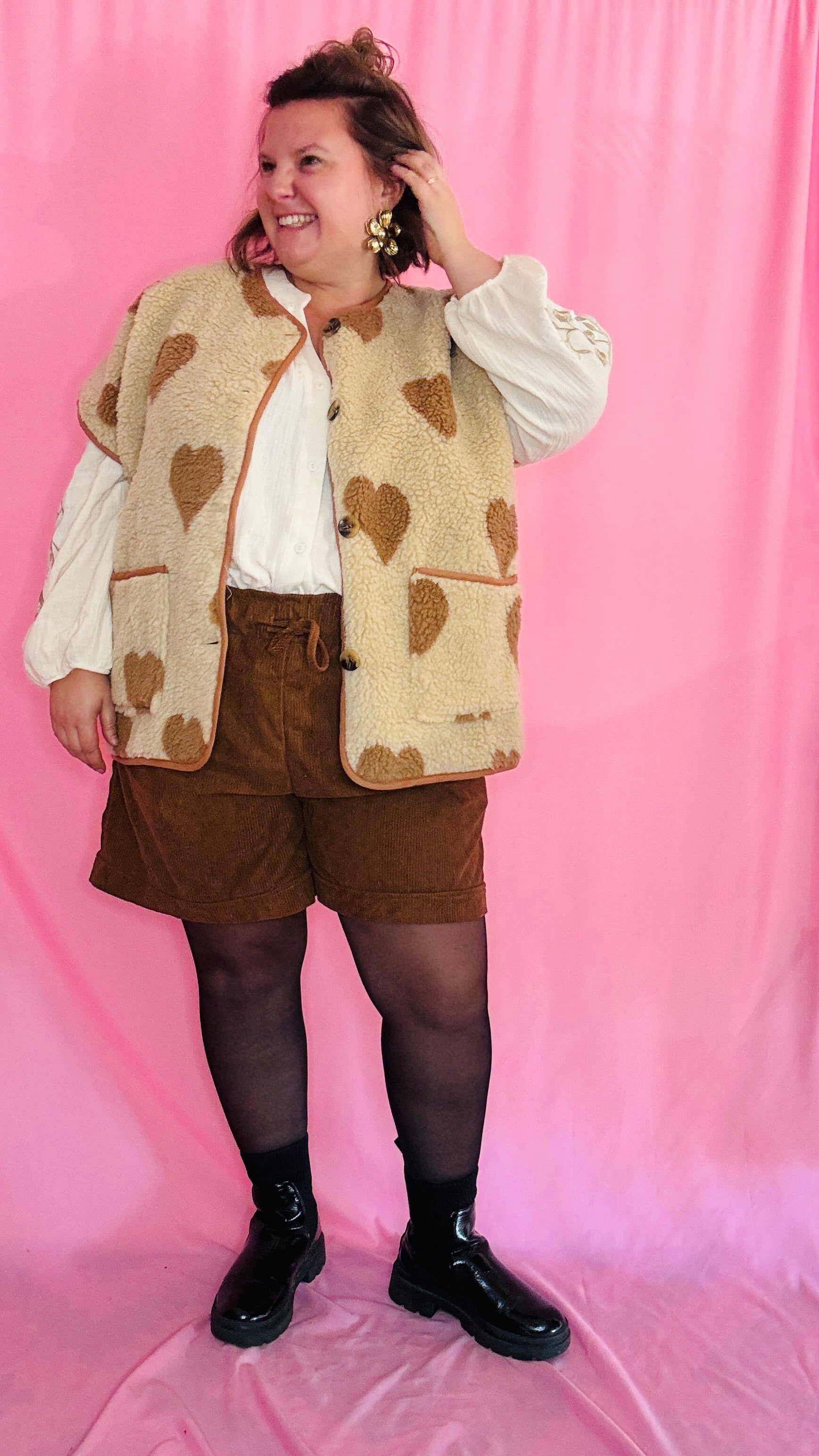 Ce short grande taille en velours camel est le choix idéal pour celles qui veulent combiner confort et style avec un look rock et naturel, parfait pour toutes les occasions.