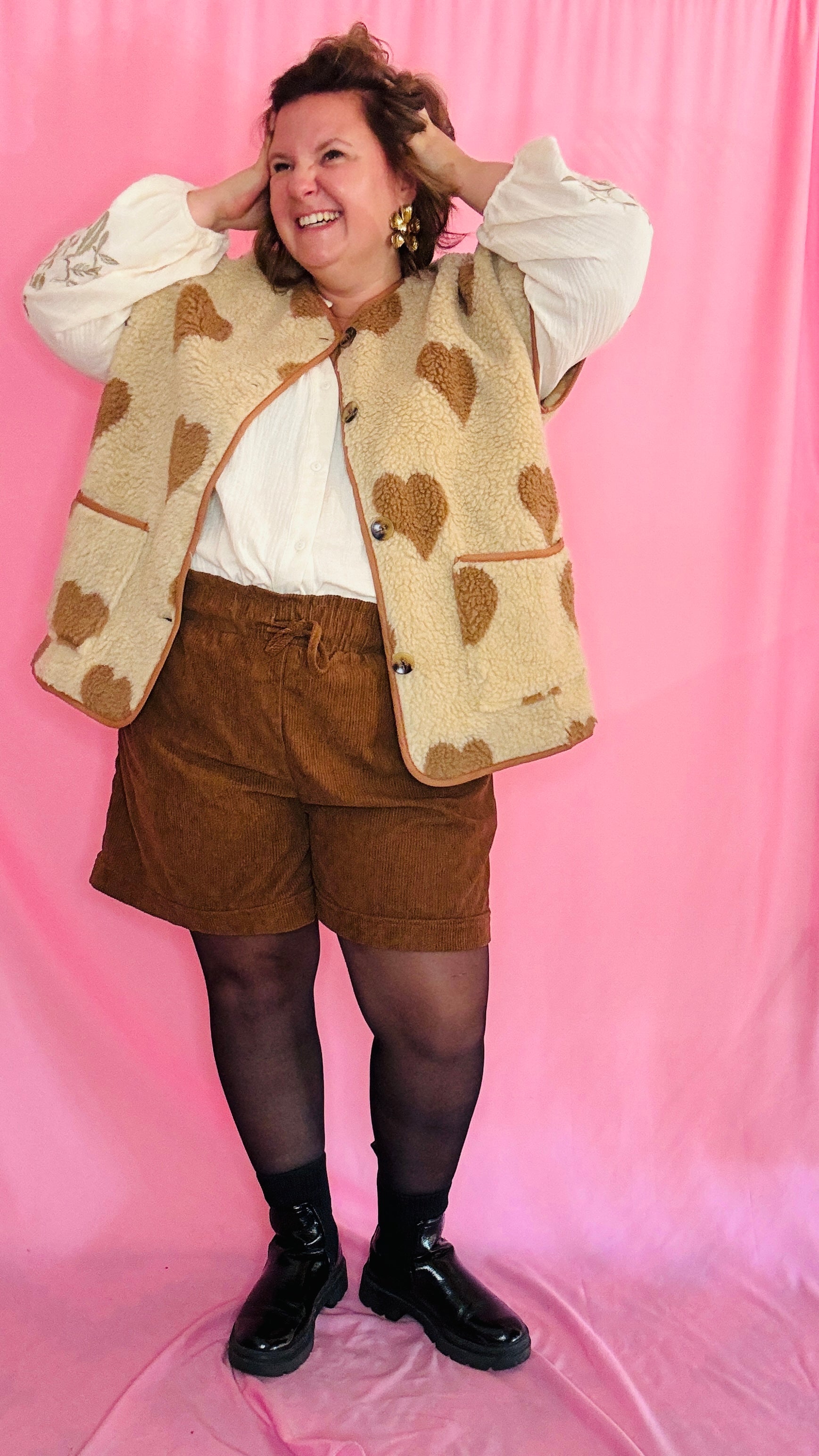 Ce short grande taille en velours camel est le choix idéal pour celles qui veulent combiner confort et style avec un look rock et naturel, parfait pour toutes les occasions.