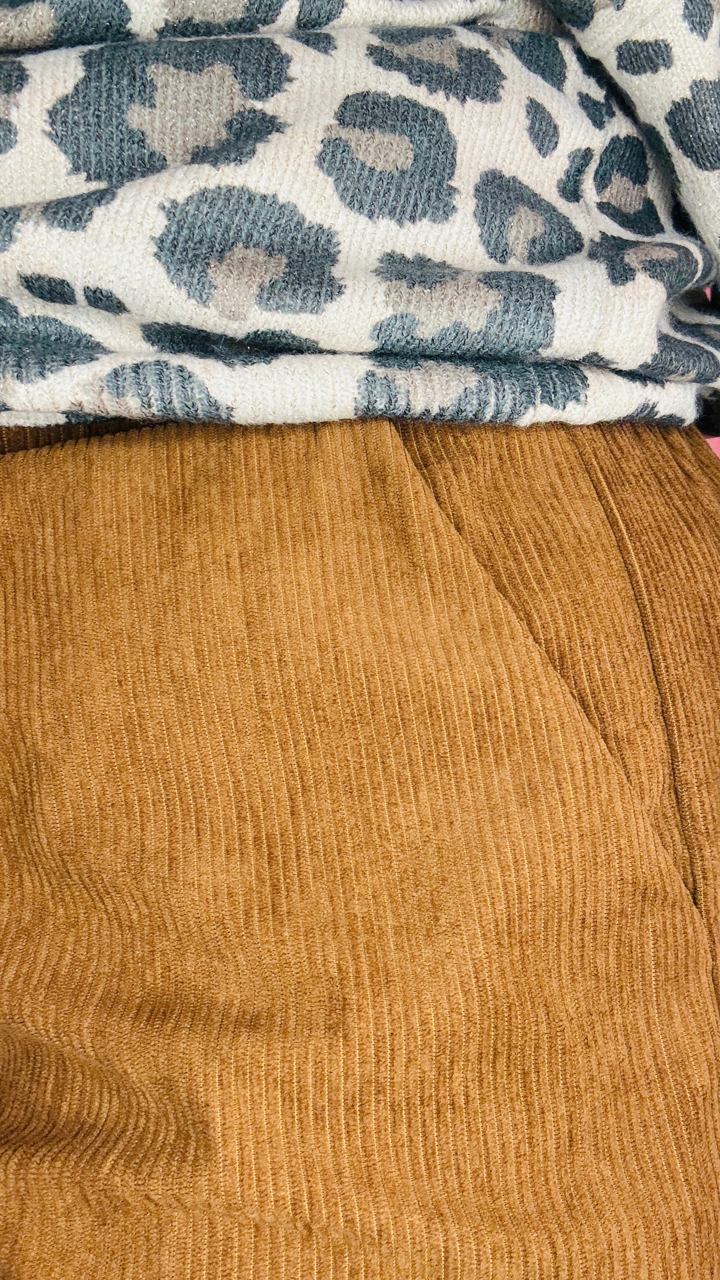 Ce short grande taille en velours camel est le choix idéal pour celles qui veulent combiner confort et style avec un look rock et naturel, parfait pour toutes les occasions.